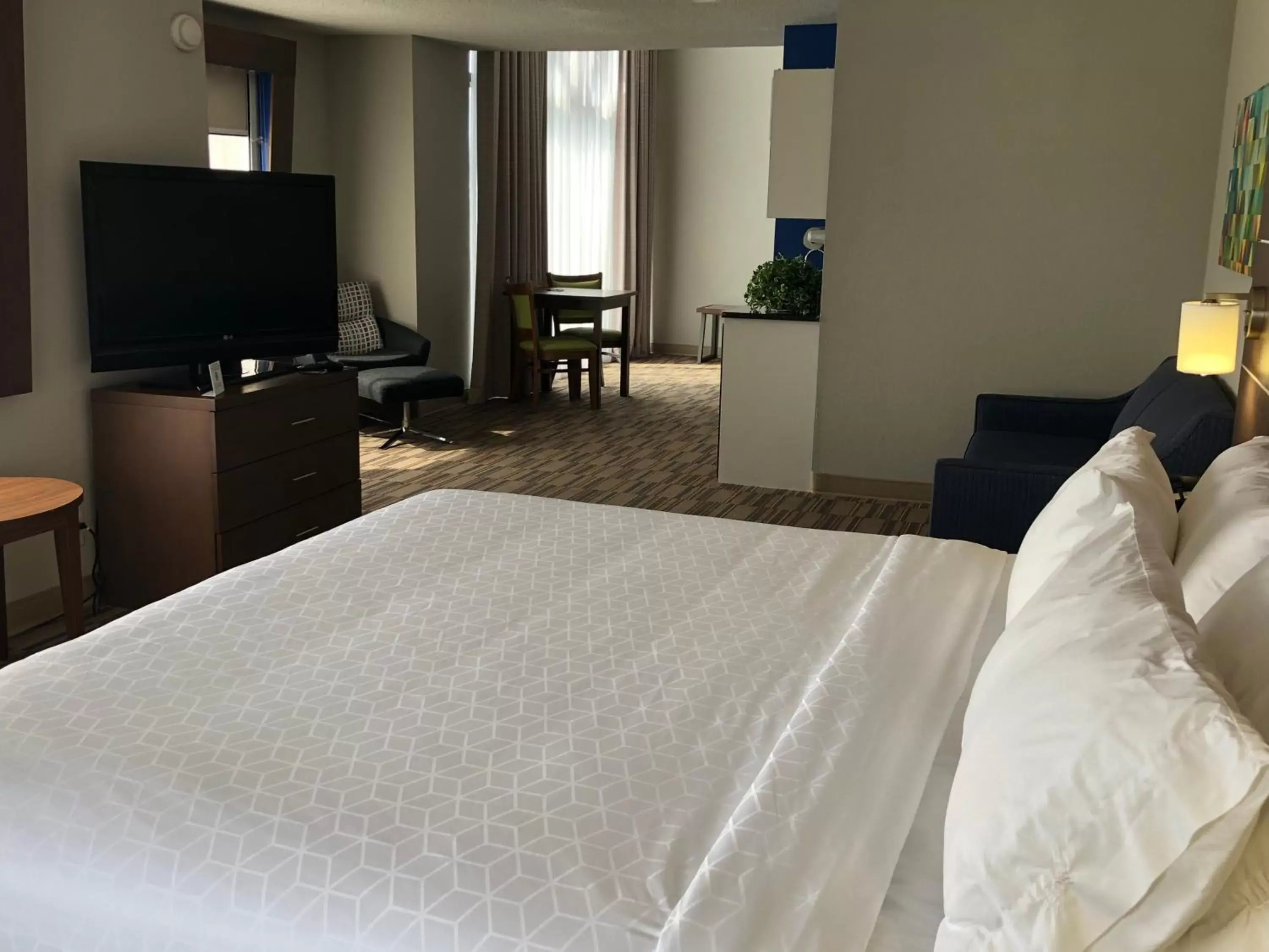 Bed in Holiday Inn Express and Suites - Quakertown, an IHG Hotel