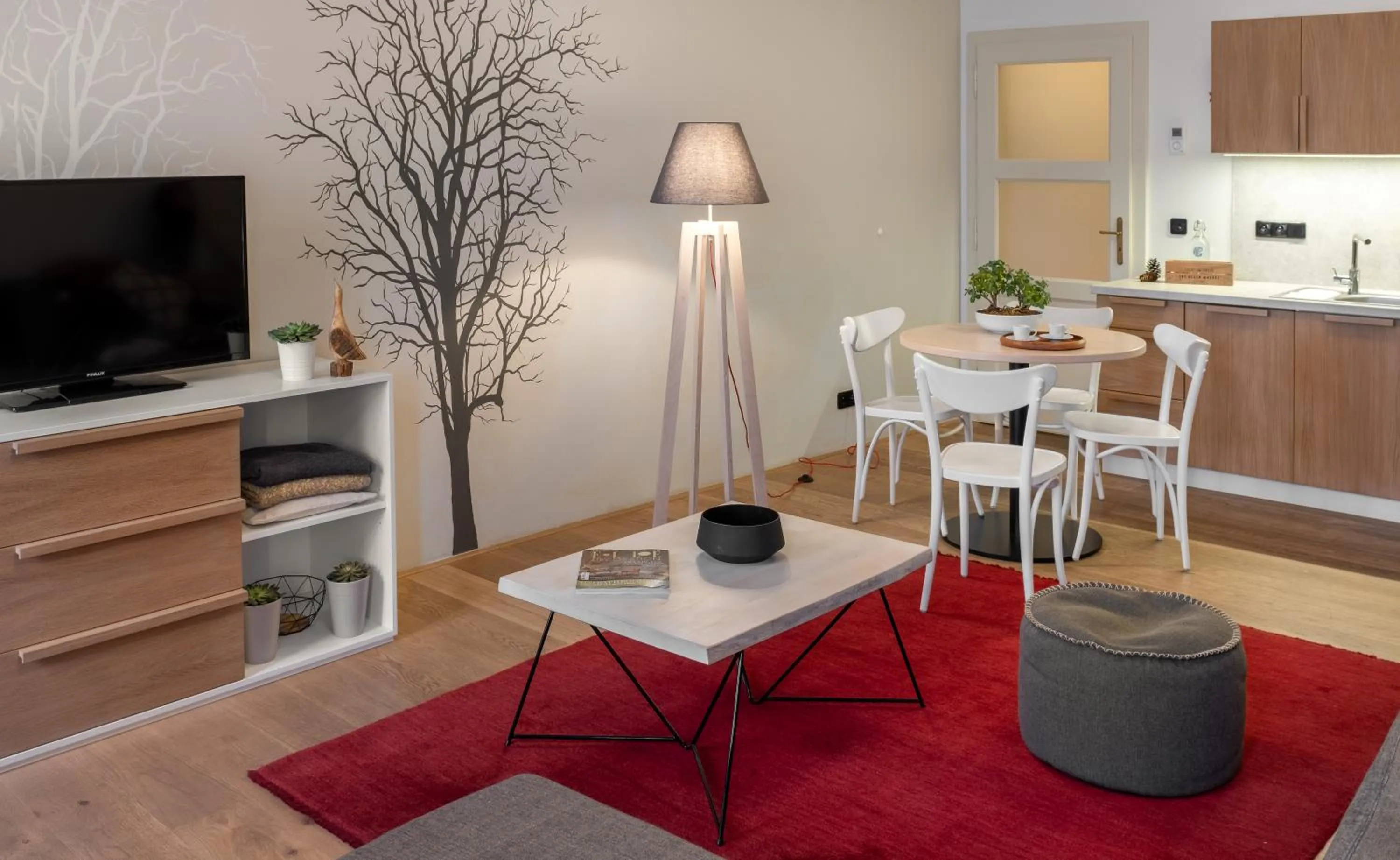 TV and multimedia in 4 Trees Apartments by Adrez