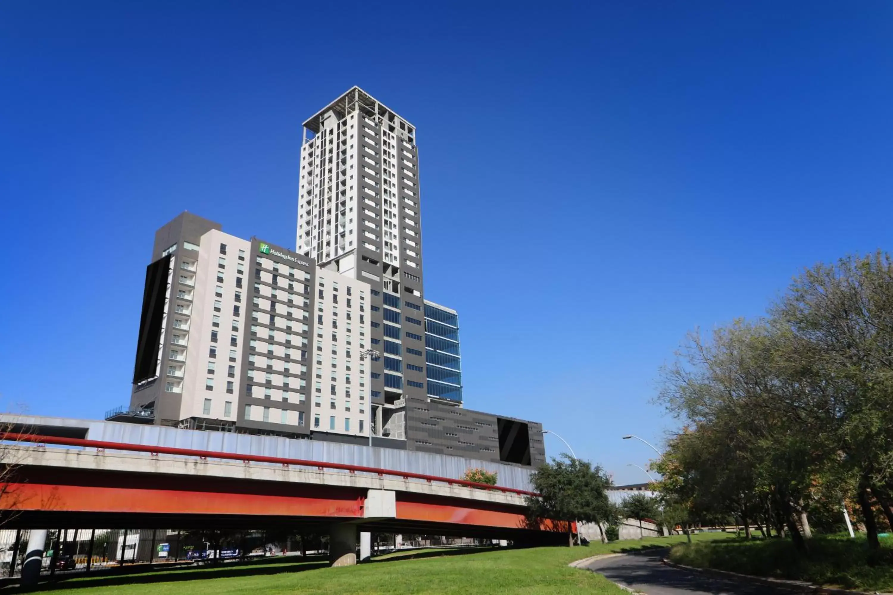 Property building in Holiday Inn Express - Monterrey - Fundidora by IHG Property building in Holiday Inn Express - Monterrey - Fundidora by IHG