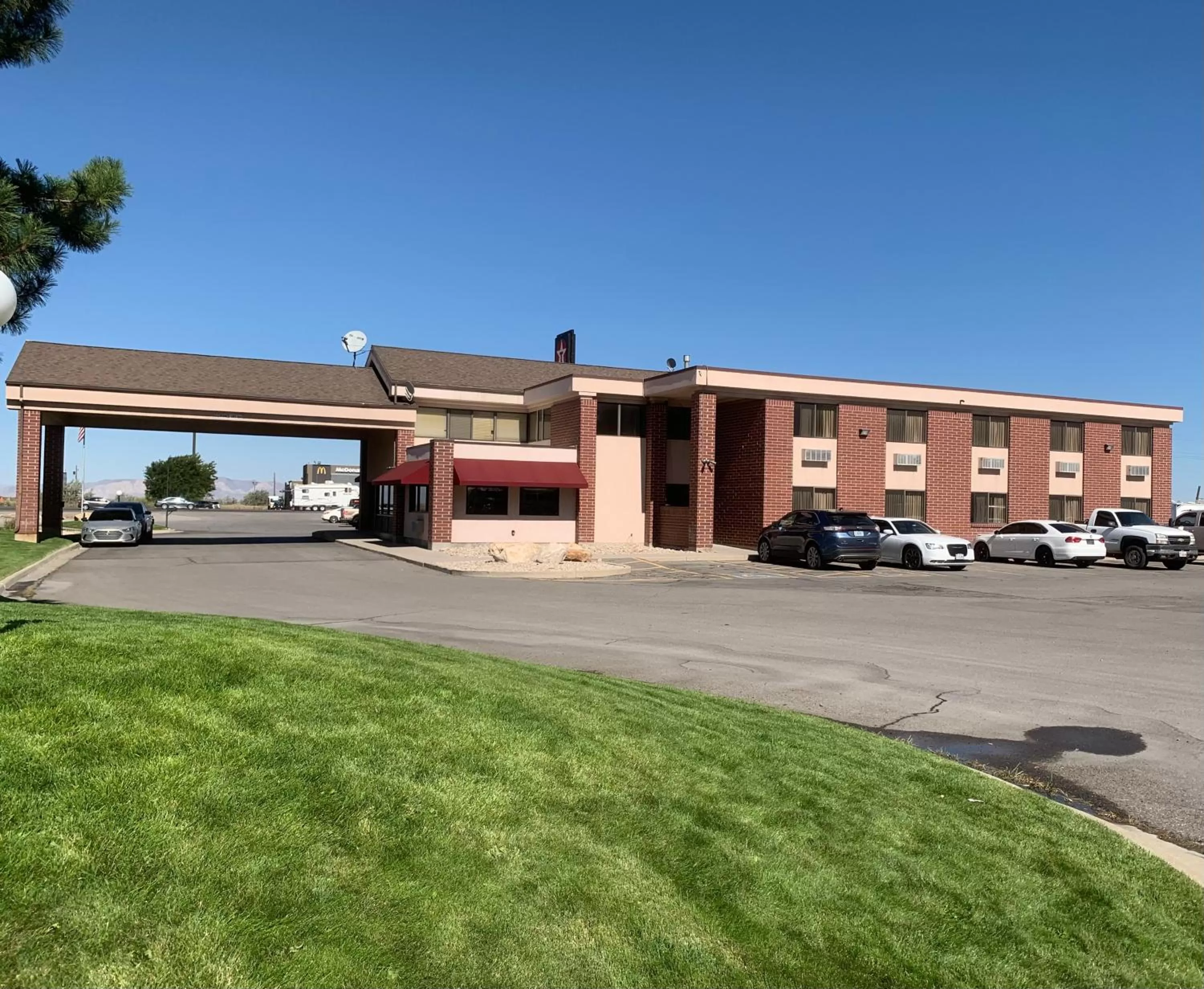 Property building in Days Inn by Wyndham Lake Point