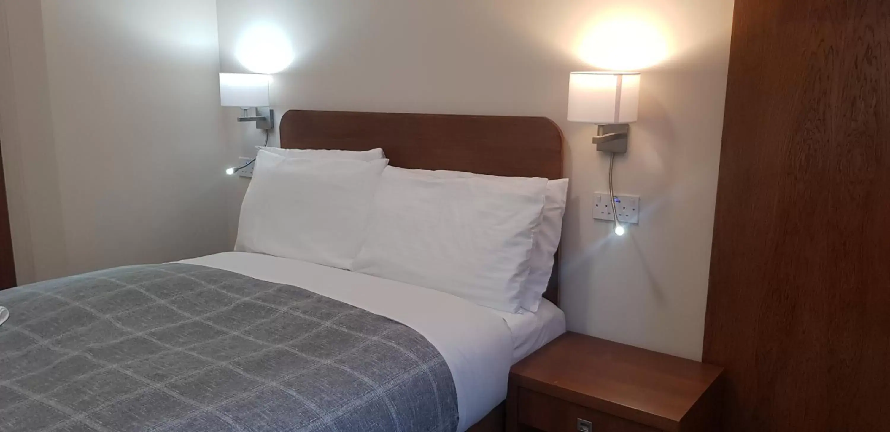 Bed in Aberdeen House Hotel