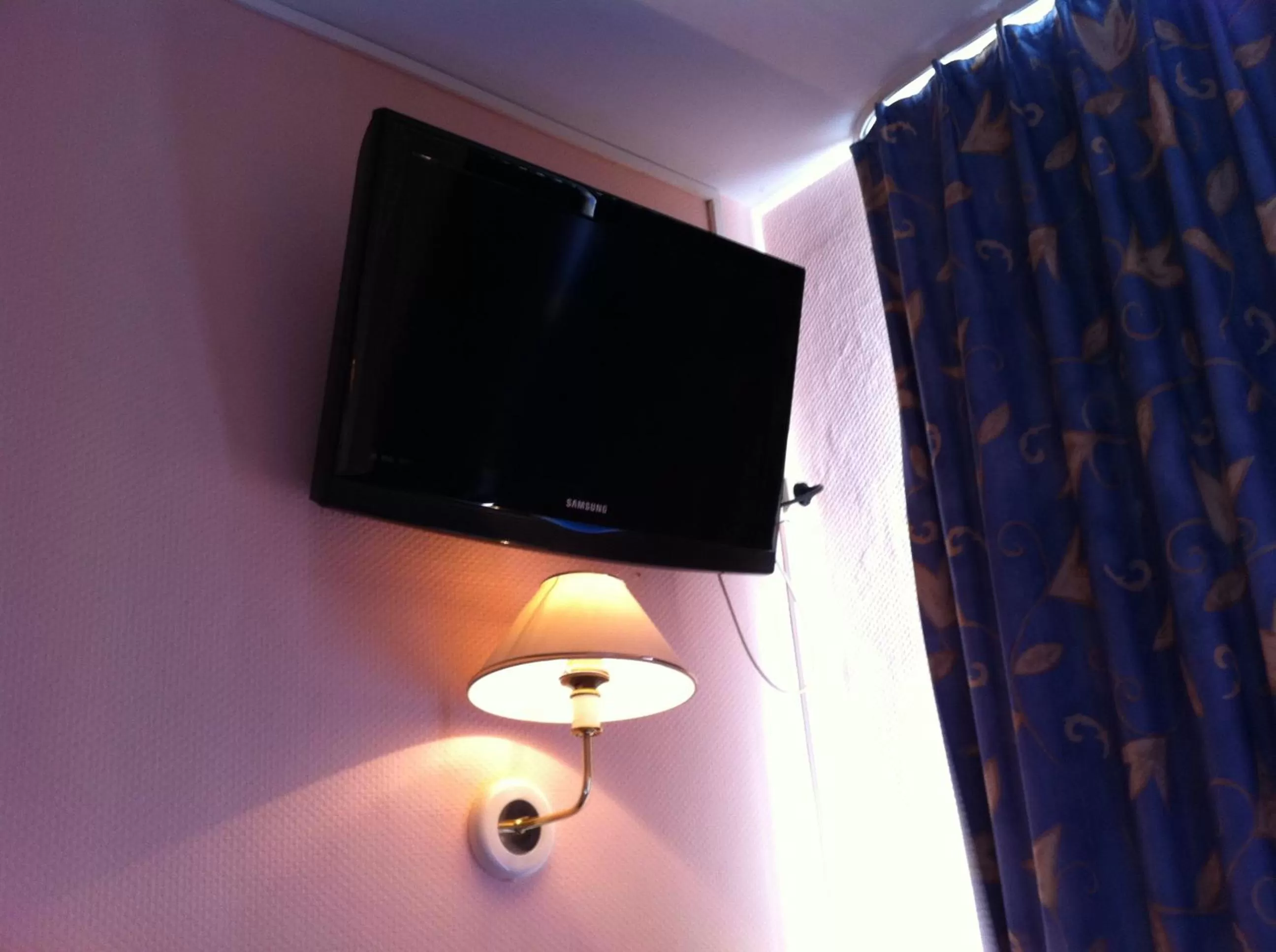 TV and multimedia in Hotel Claridge