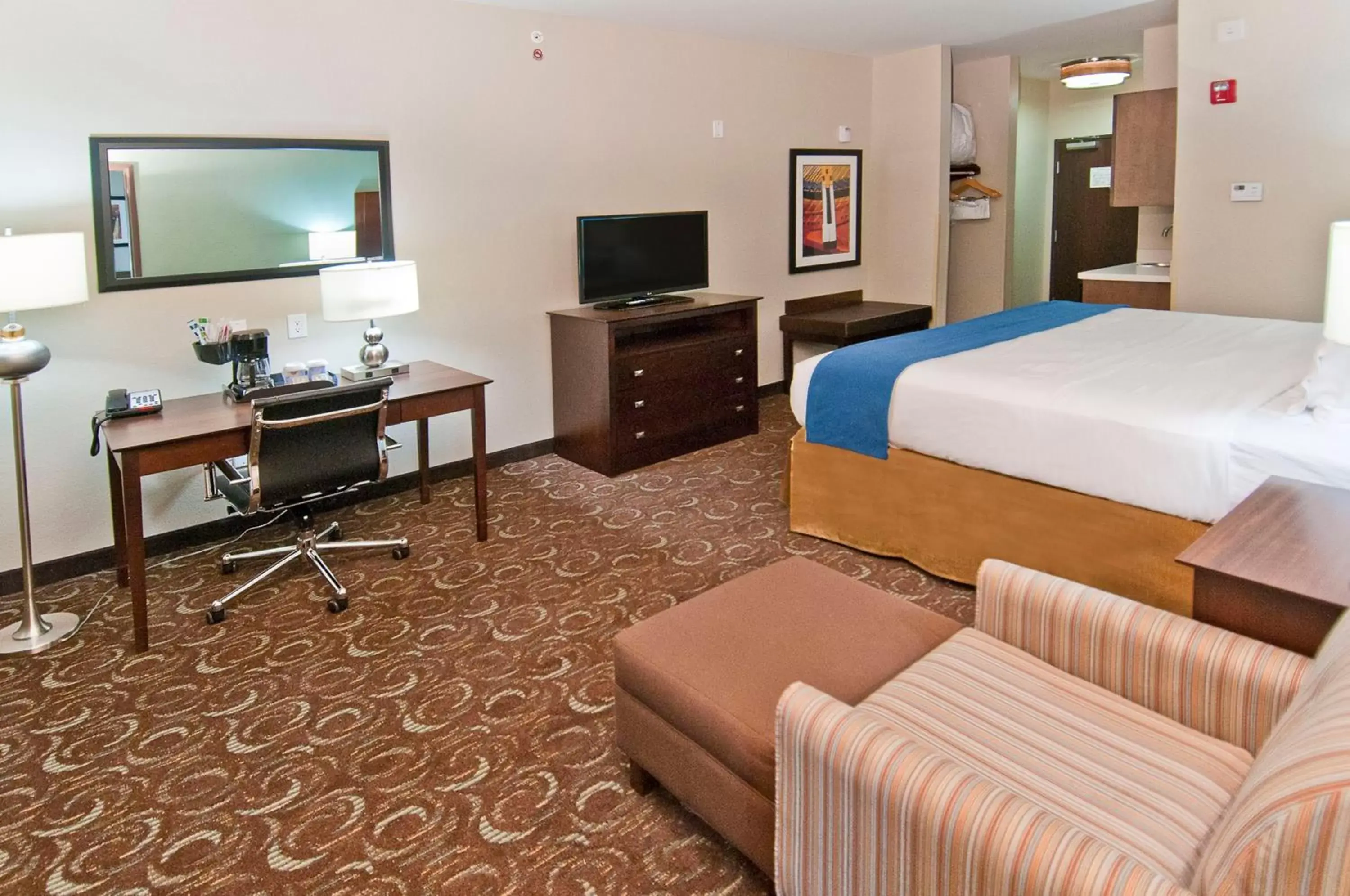 Photo of the whole room, TV/Entertainment Center in Holiday Inn Express & Suites San Antonio SE by AT&T Center, an IHG Hotel