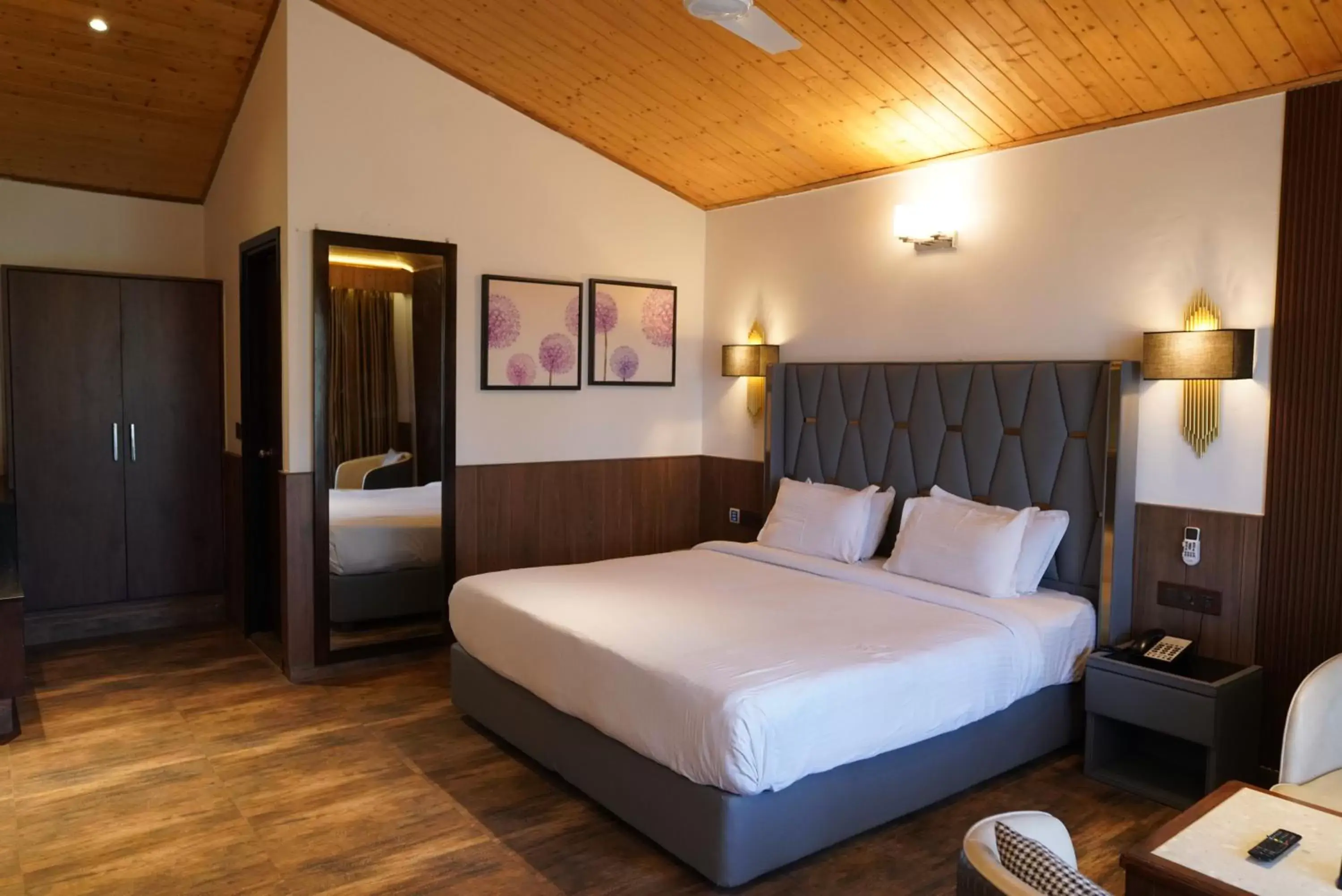 Bedroom, Bed in Kasauli Hills Resort