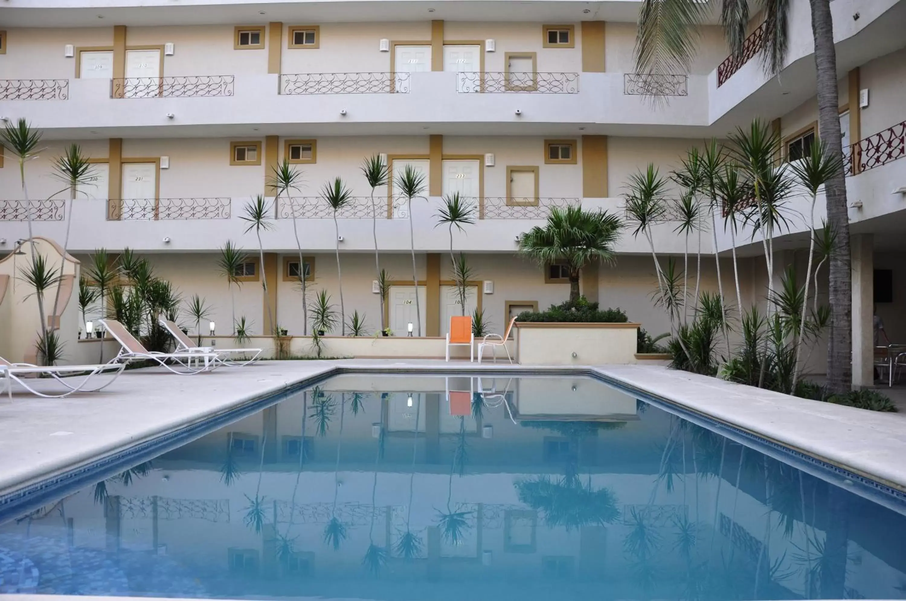Swimming Pool in Hotel Mediterraneo
