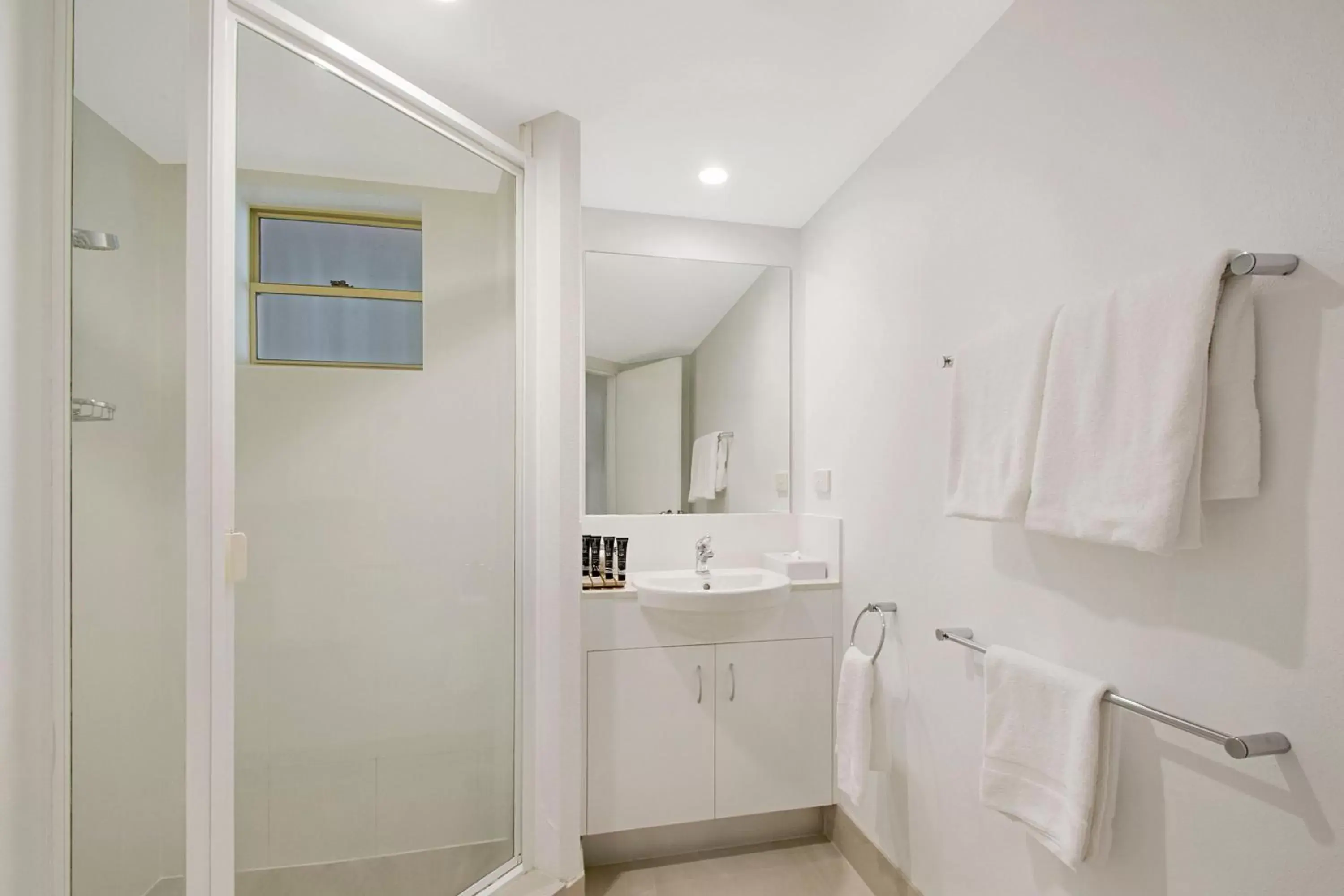 Bathroom, Kitchen/Kitchenette in Mantra French Quarter Noosa