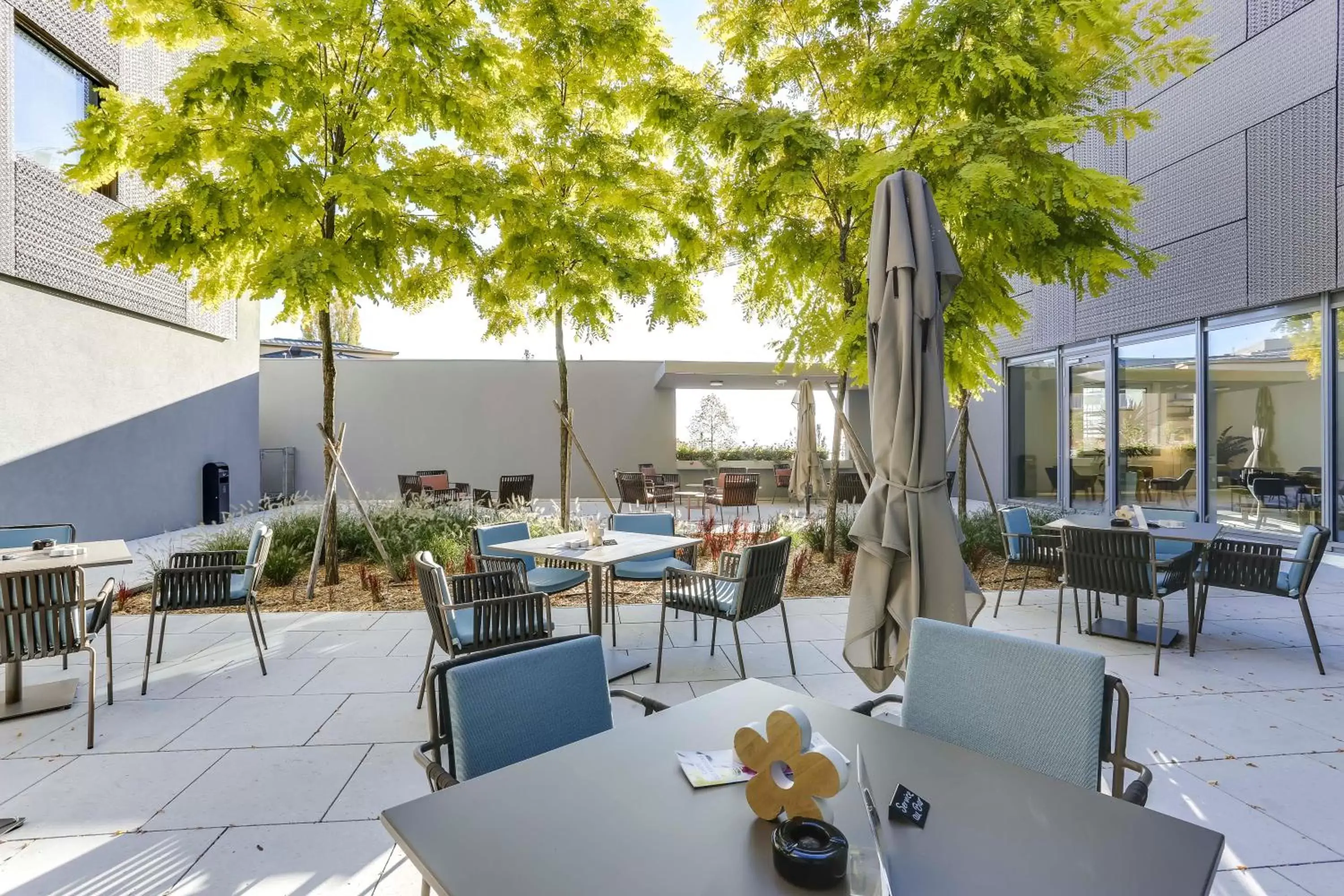 Patio, Restaurant/Places to Eat in Hôtel des Patients