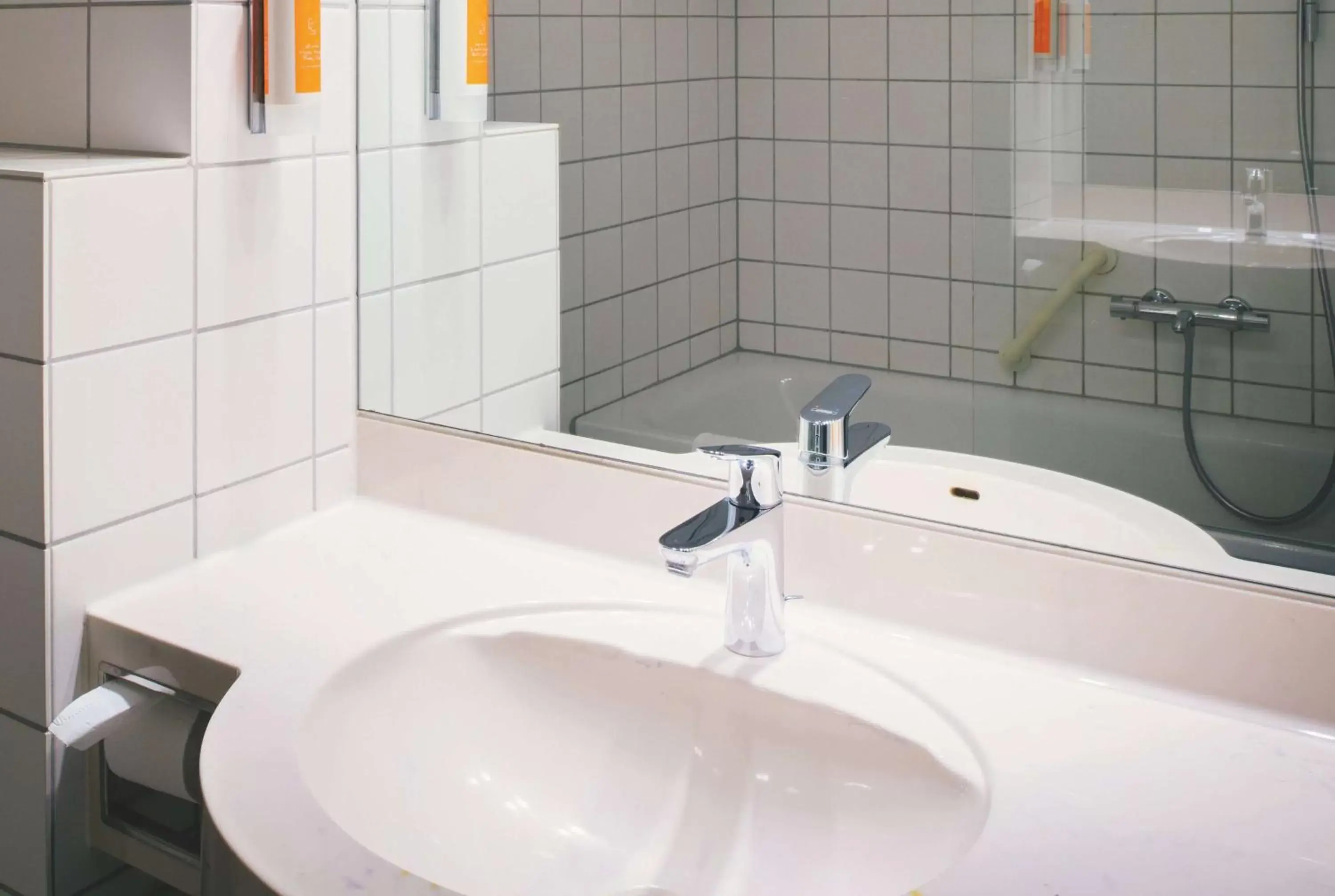 TV and multimedia, Bathroom in Vienna House Easy by Wyndham Amberg