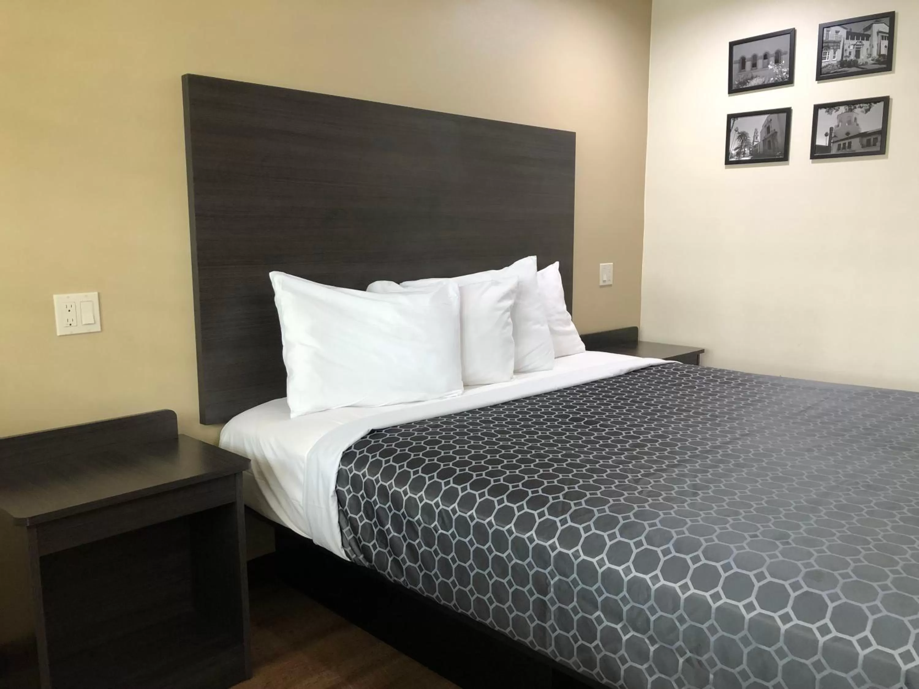 Bed in Simply Home Inn & Suites - Riverside