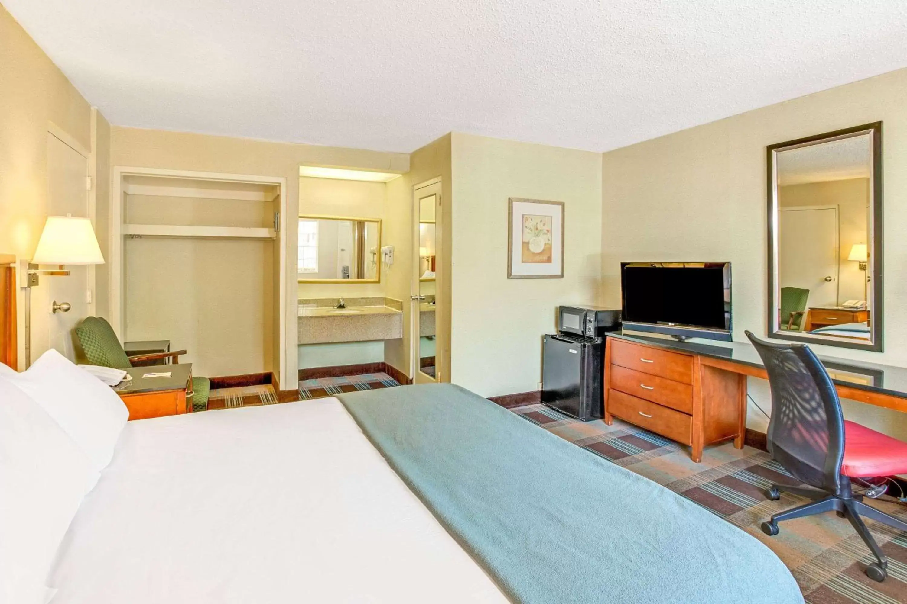 Photo of the whole room, Bed in Travelodge by Wyndham Silver Spring