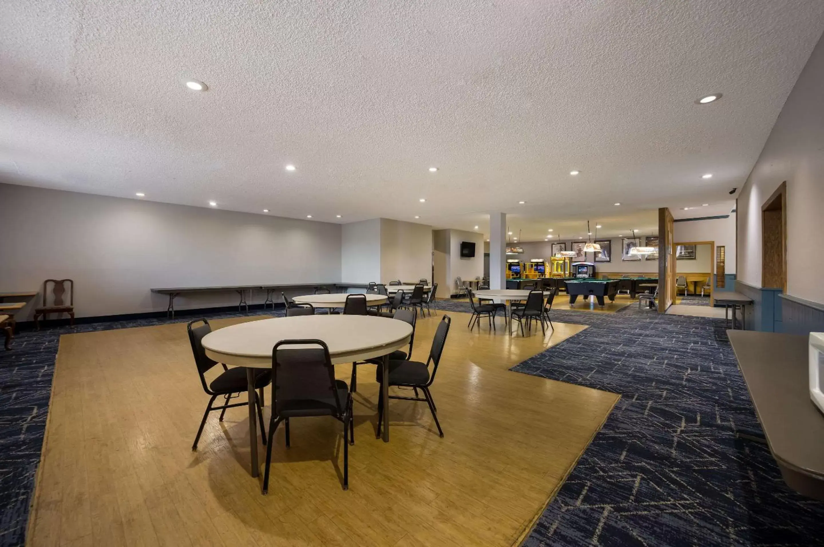 Meeting/conference room, Restaurant/Places to Eat in Quality Inn & Suites