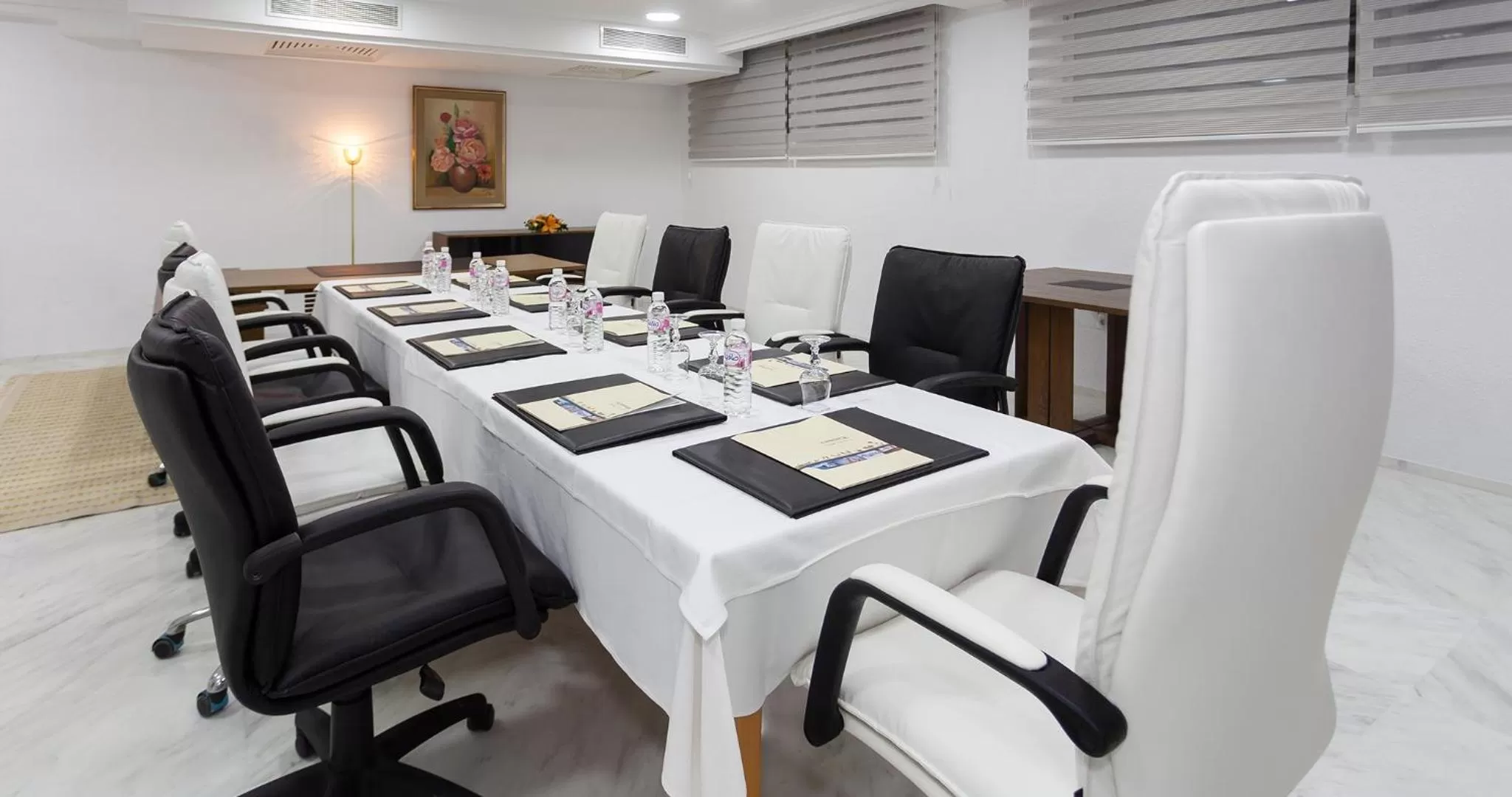 Meeting/conference room in El Mouradi Palace- Couple et Famille uniquement