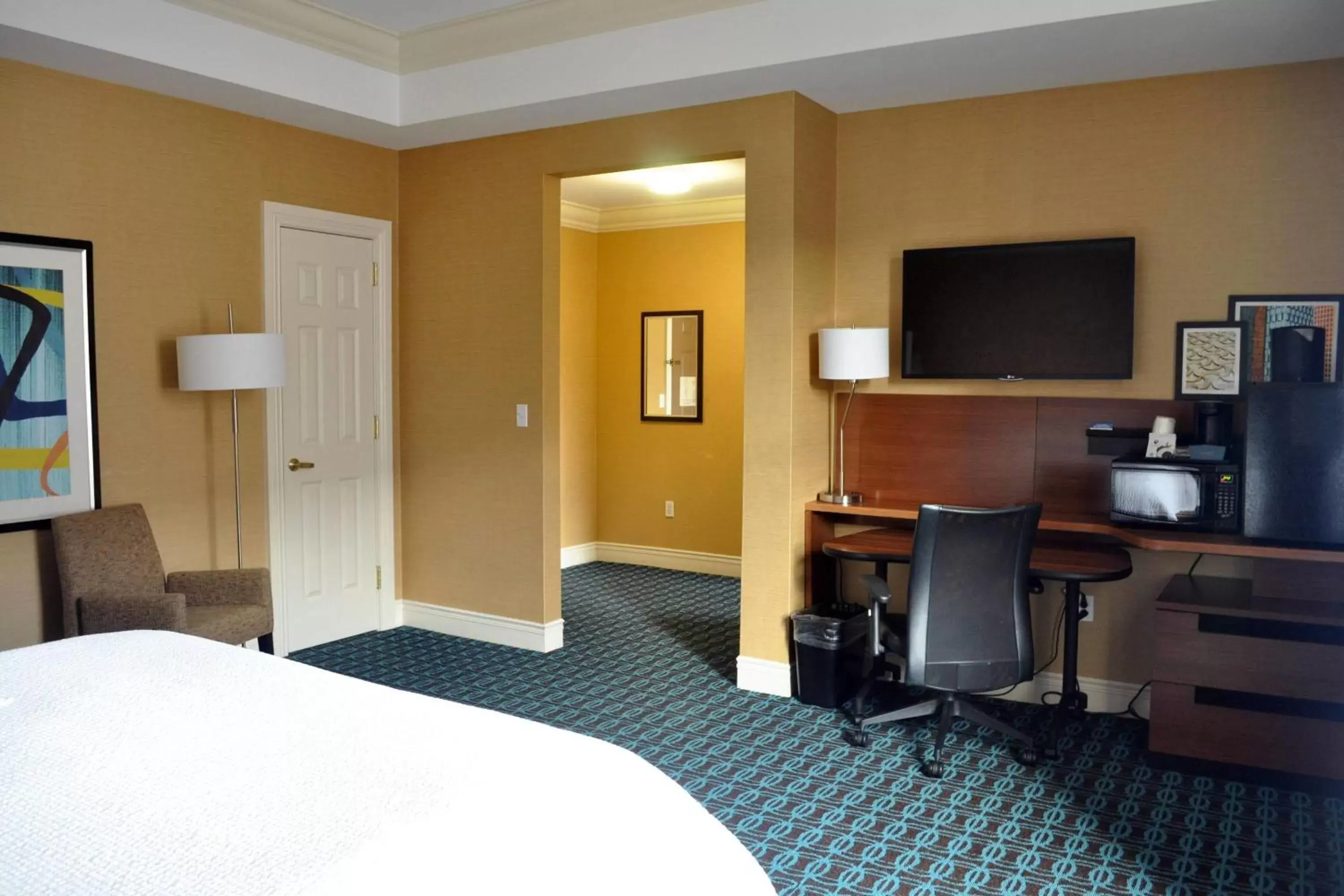 Bedroom, TV/Entertainment Center in Fairfield Inn & Suites by Marriott Albany Downtown