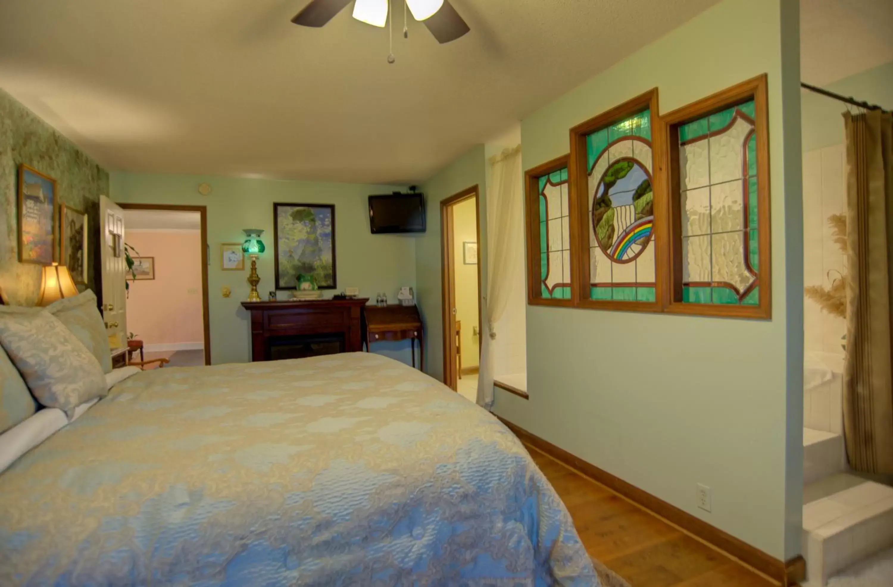 Deluxe King Room with Balcony in Blue Mountain Mist Country Inn