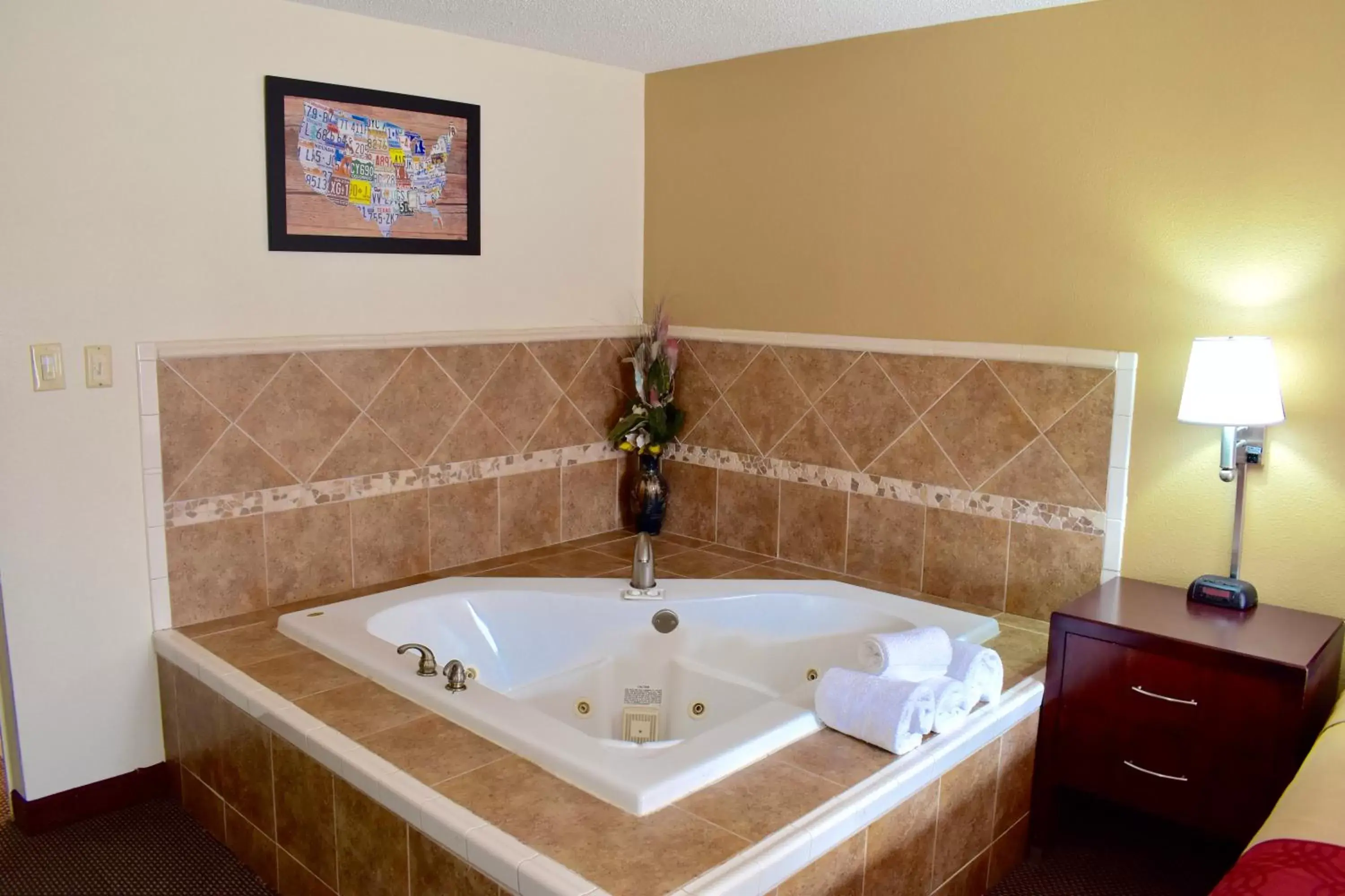 Hot Tub, Bathroom in Bridge Views Inn Stroudsburg