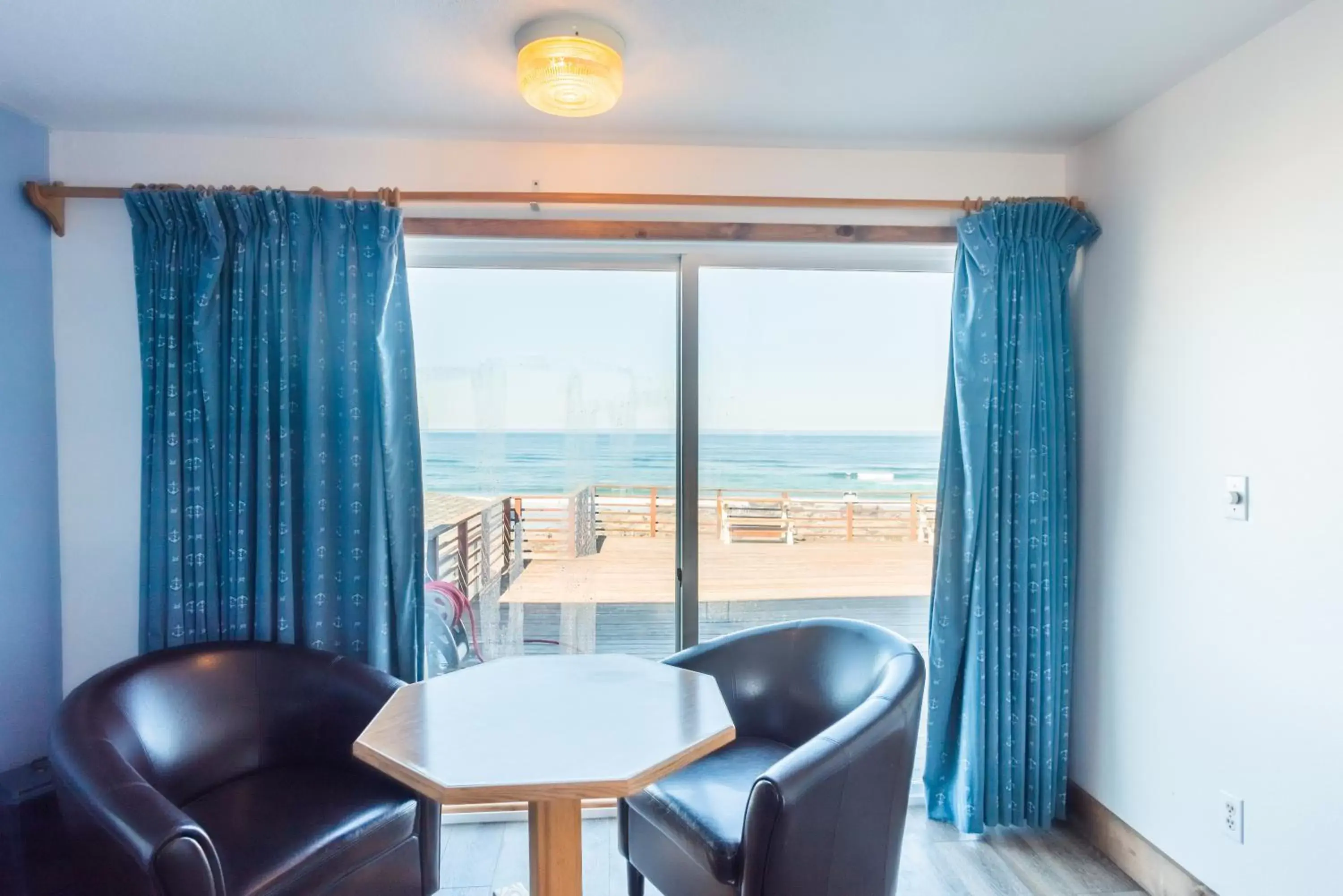 Sea view, Seating Area in Seagull Beachfront Inn