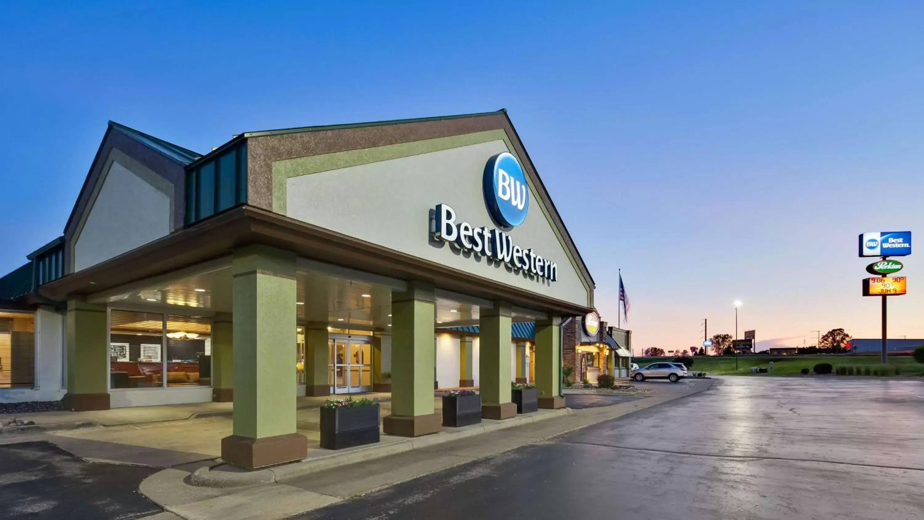 Property Building in Best Western Tomah Hotel