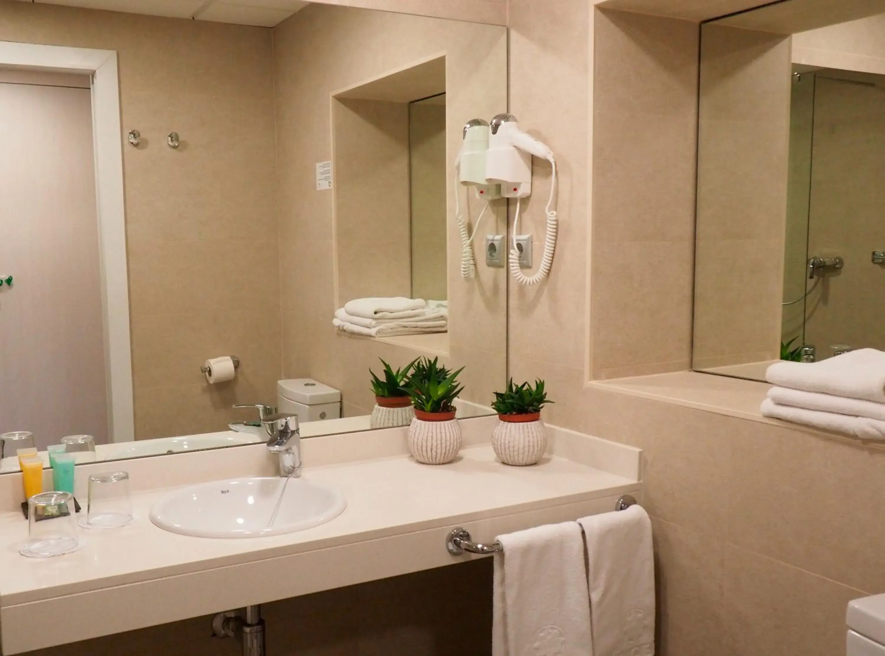 Shower, Bathroom in Hotel Centre Reus