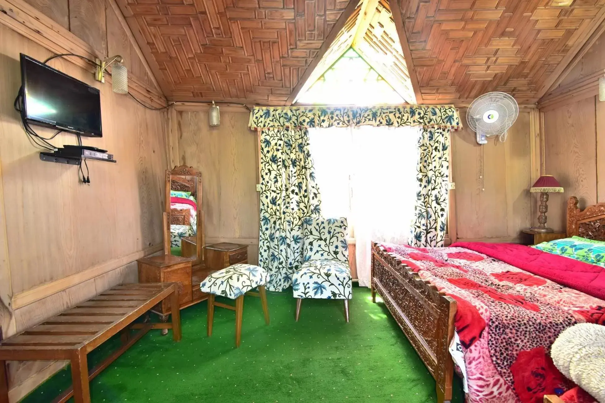 King Room in Houseboat Zaindari Palace King Room in Houseboat Zaindari Palace