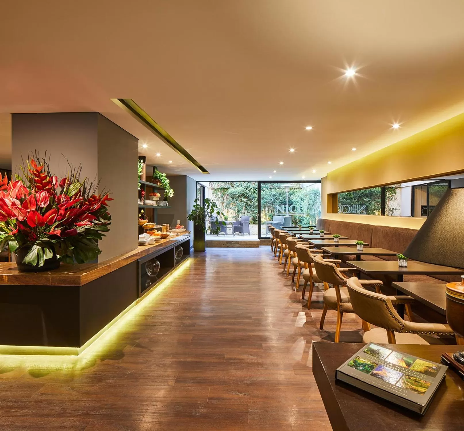 Restaurant/places to eat in Nico Apartasuites