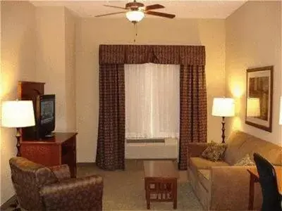 Communal lounge/ TV room, Seating Area in Staybridge Suites Rogers - Bentonville, an IHG Hotel