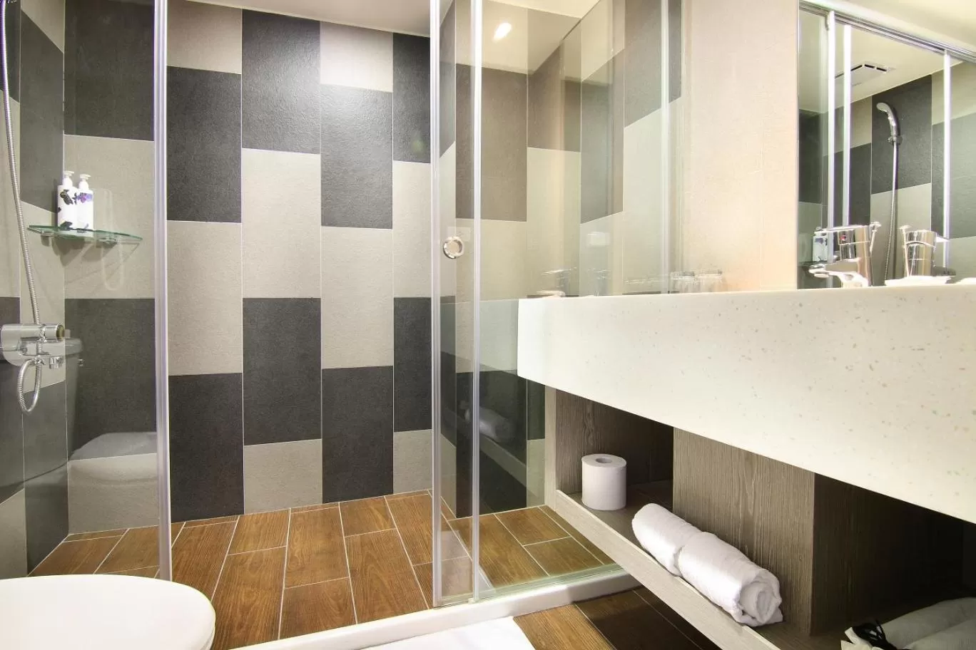 Shower in Papersun Hotel