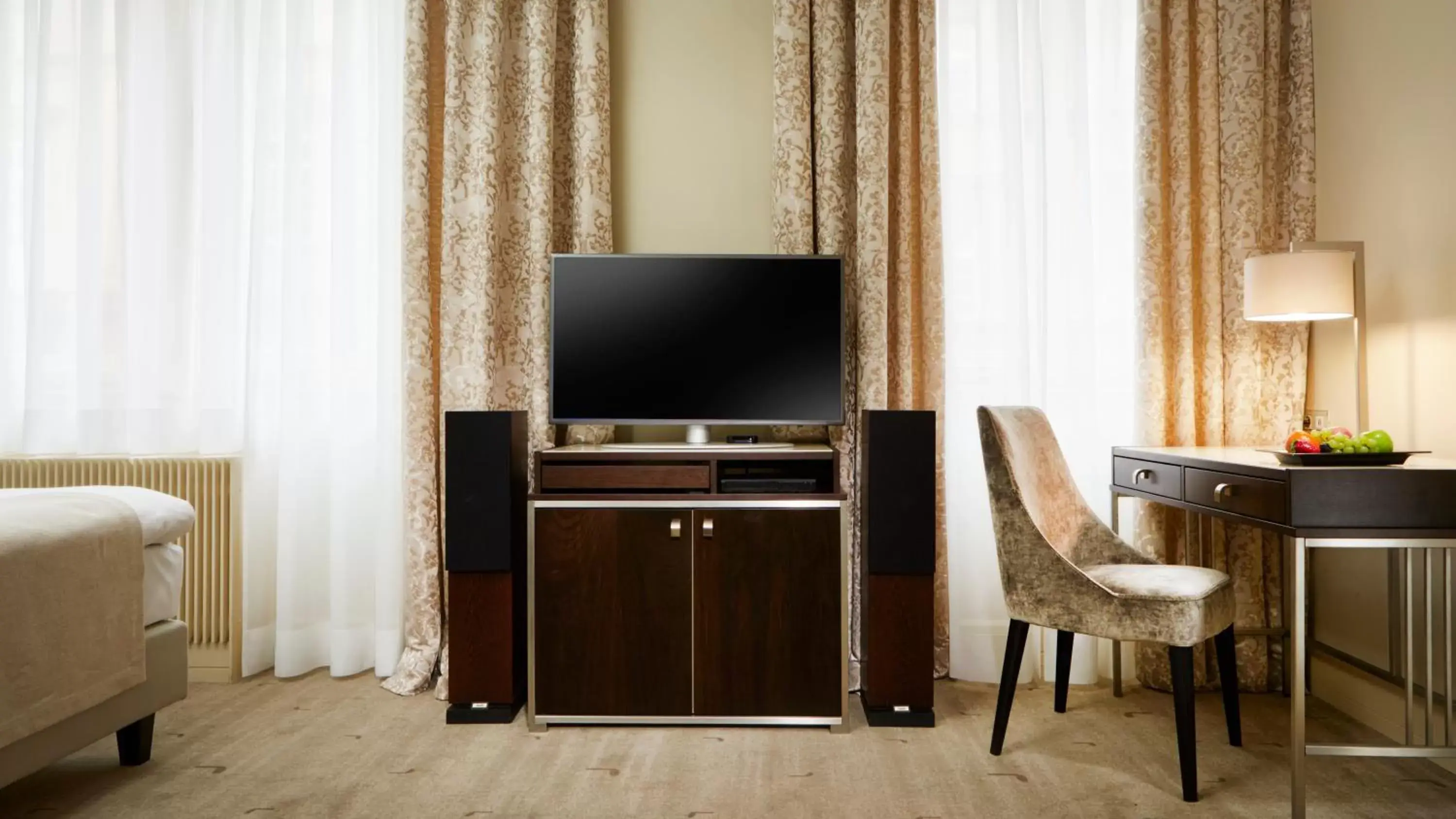 Photo of the whole room, TV/Entertainment Center in Aria Hotel