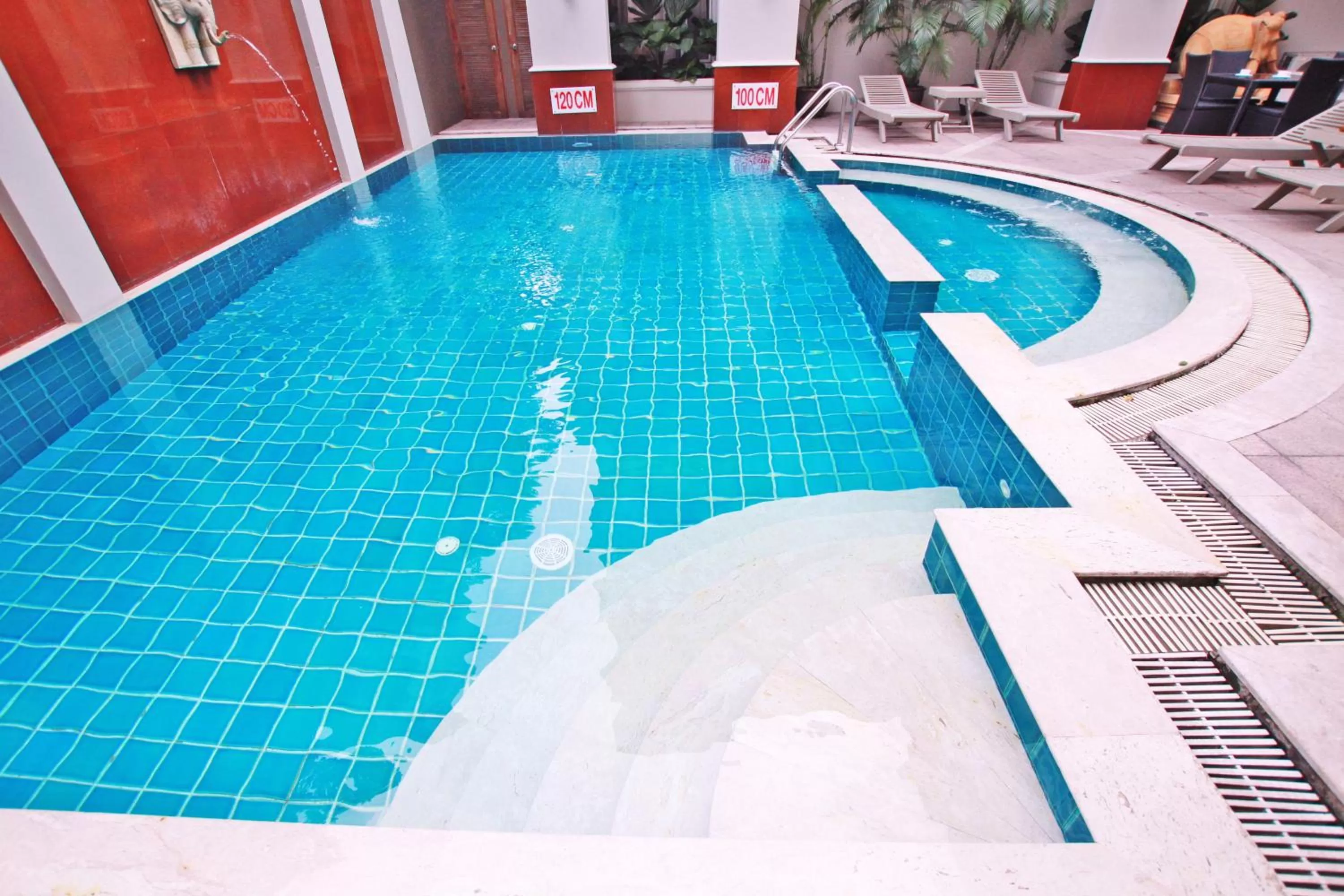 Swimming pool in Asoke Residence Sukhumvit by UHG