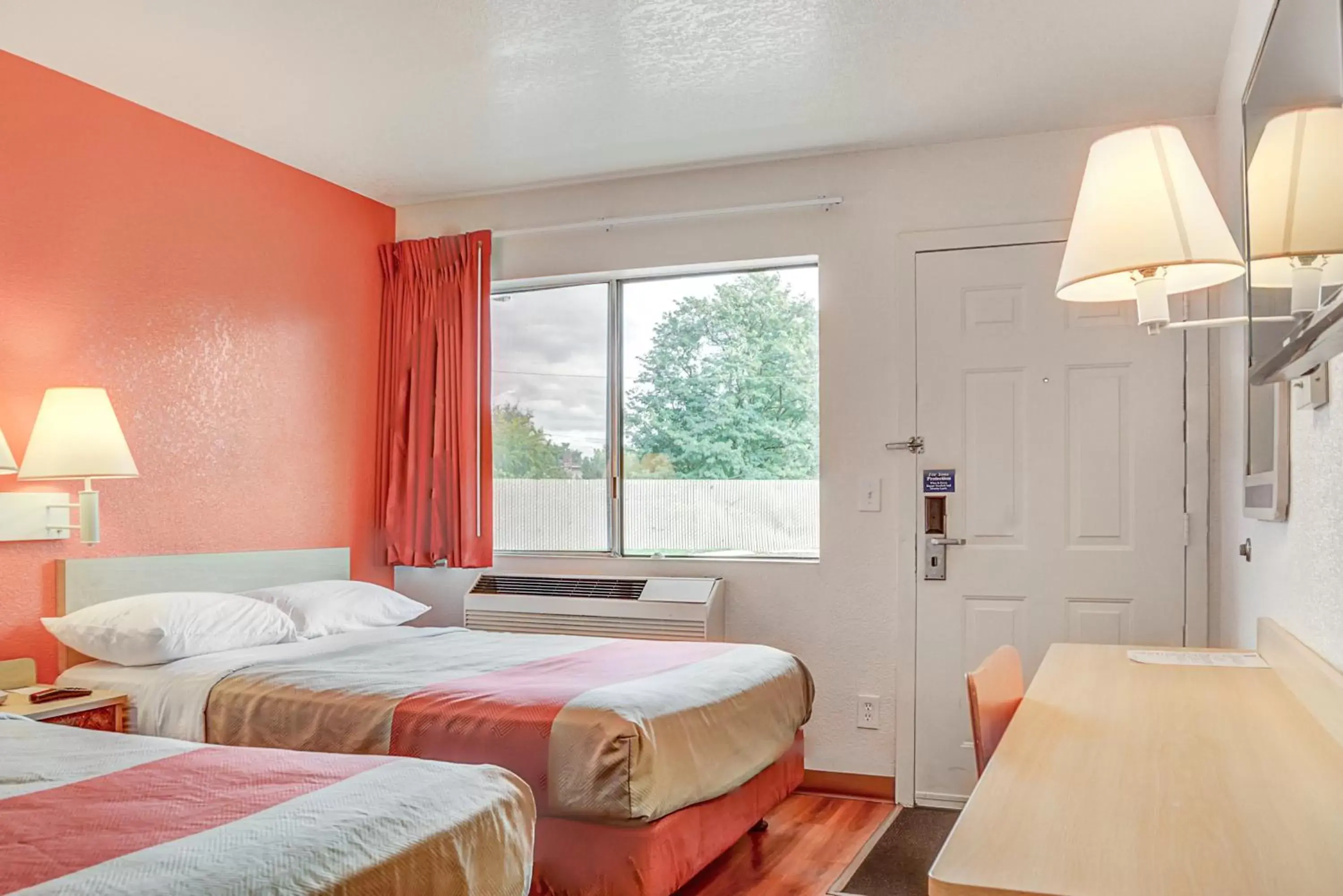 Bedroom, Bed in Motel 6-Portland, OR - Central