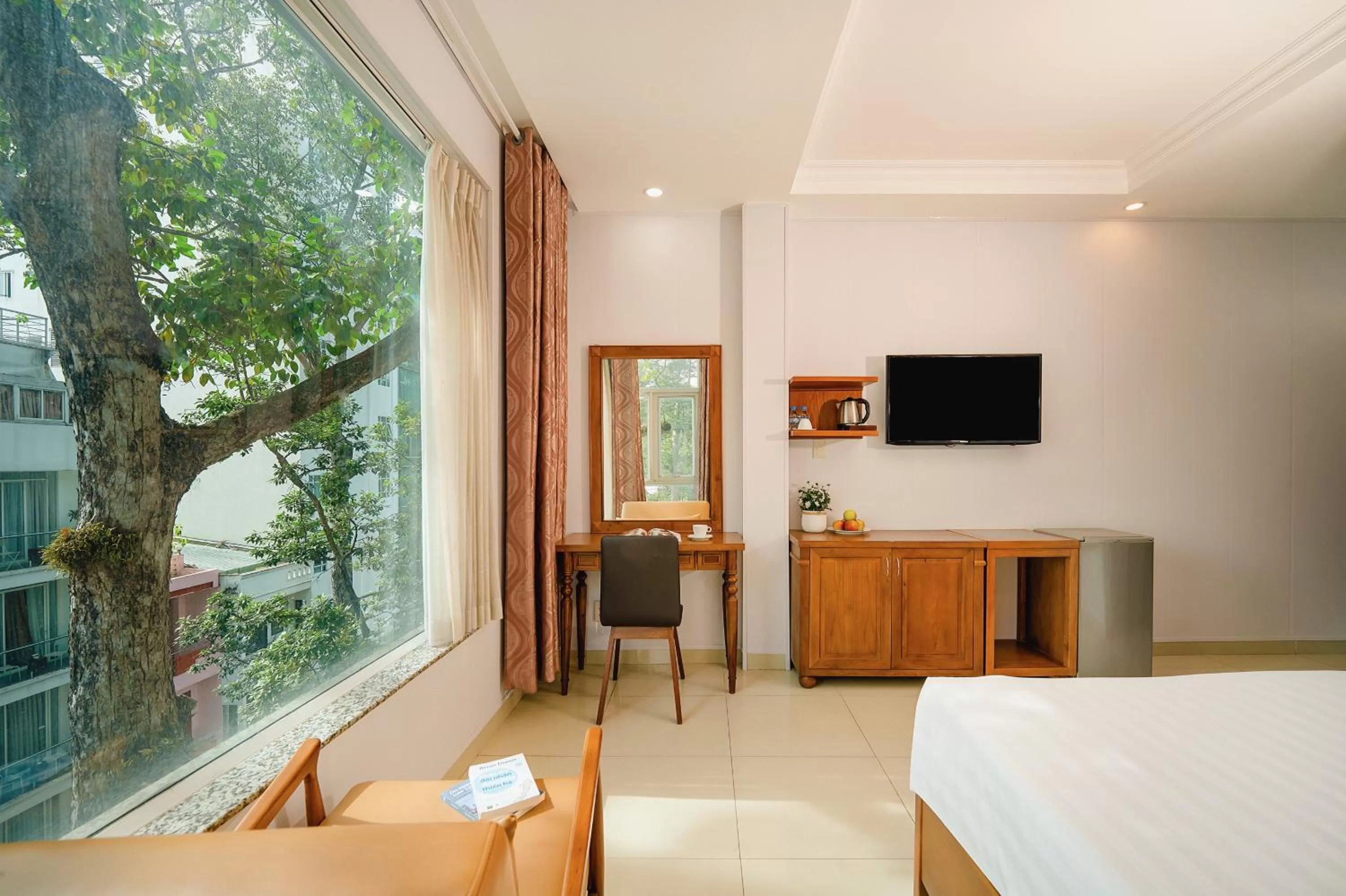 View (from property/room), TV/Entertainment Center in Tuong Vy Ben Thanh Hotel