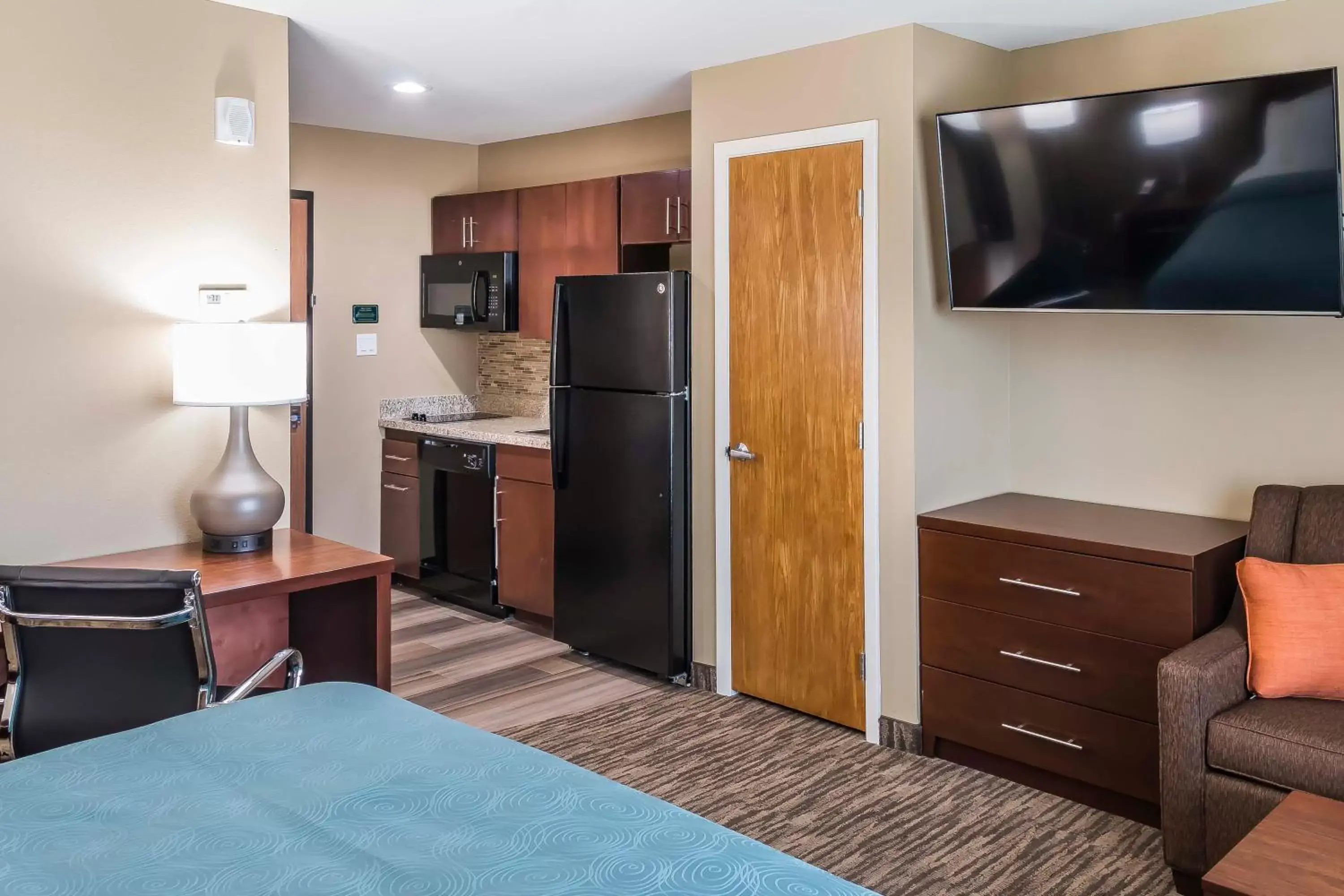 Coffee/tea facilities, TV/Entertainment Center in MainStay Suites Edinburg