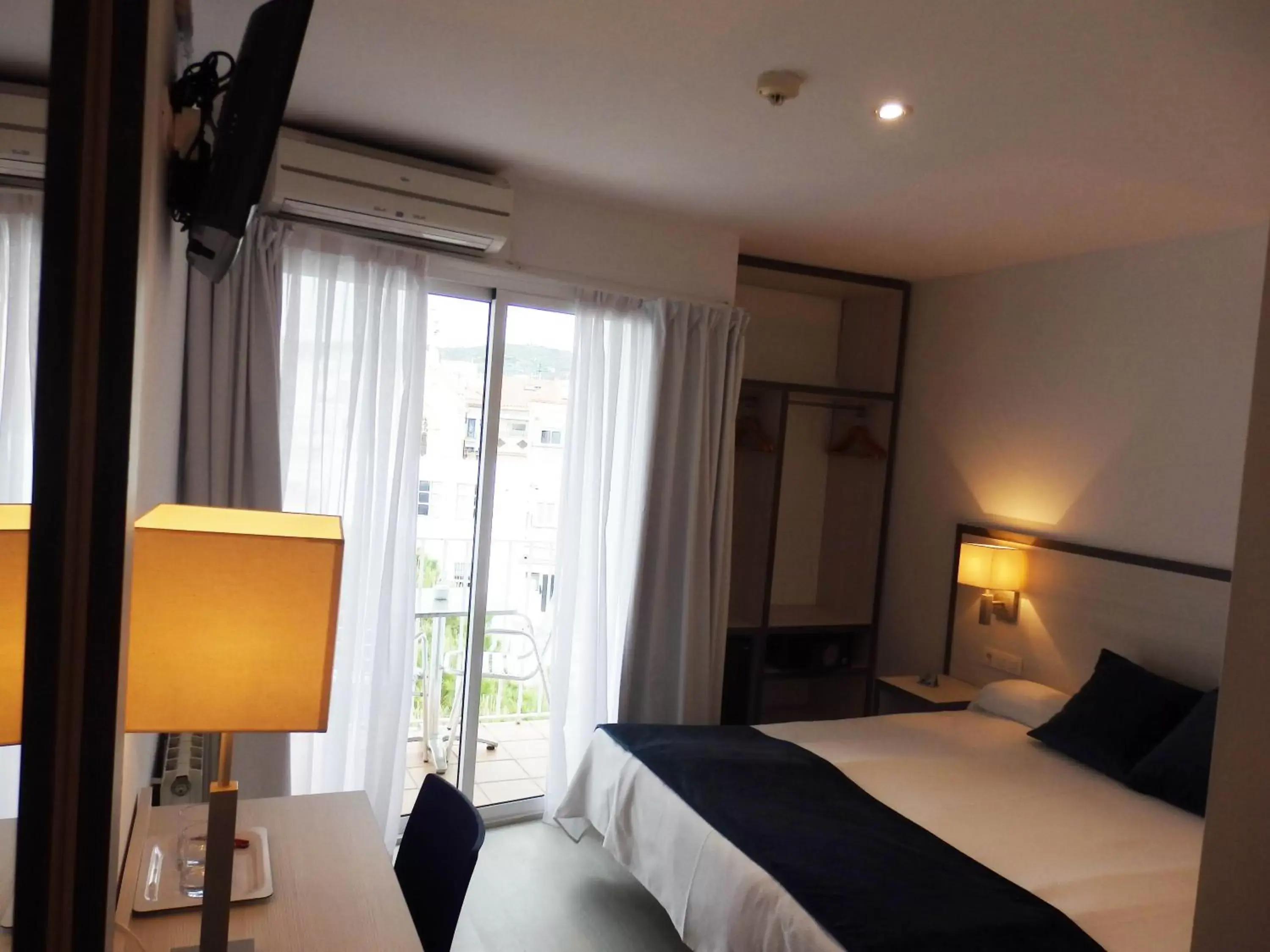 Photo of the whole room, Bed in Parrots Sitges Hotel