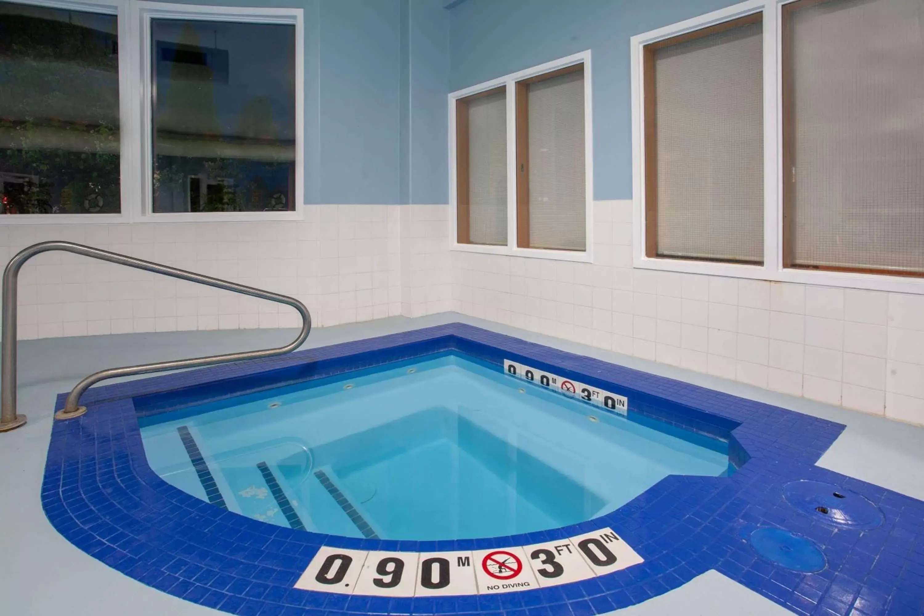 Hot Tub, Swimming Pool in Super 8 by Wyndham Midland