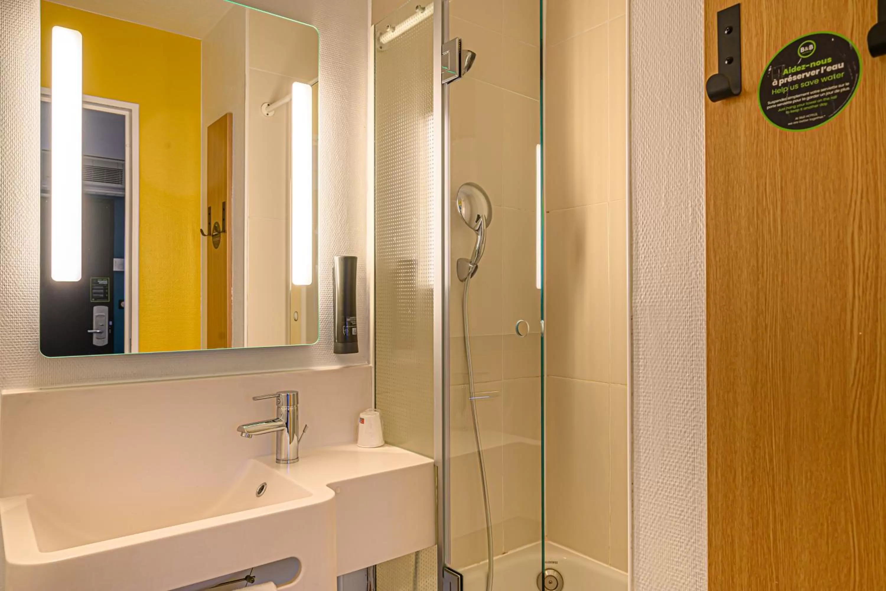 Bathroom in B&B HOTEL Vannes Est Golfe du Morbihan