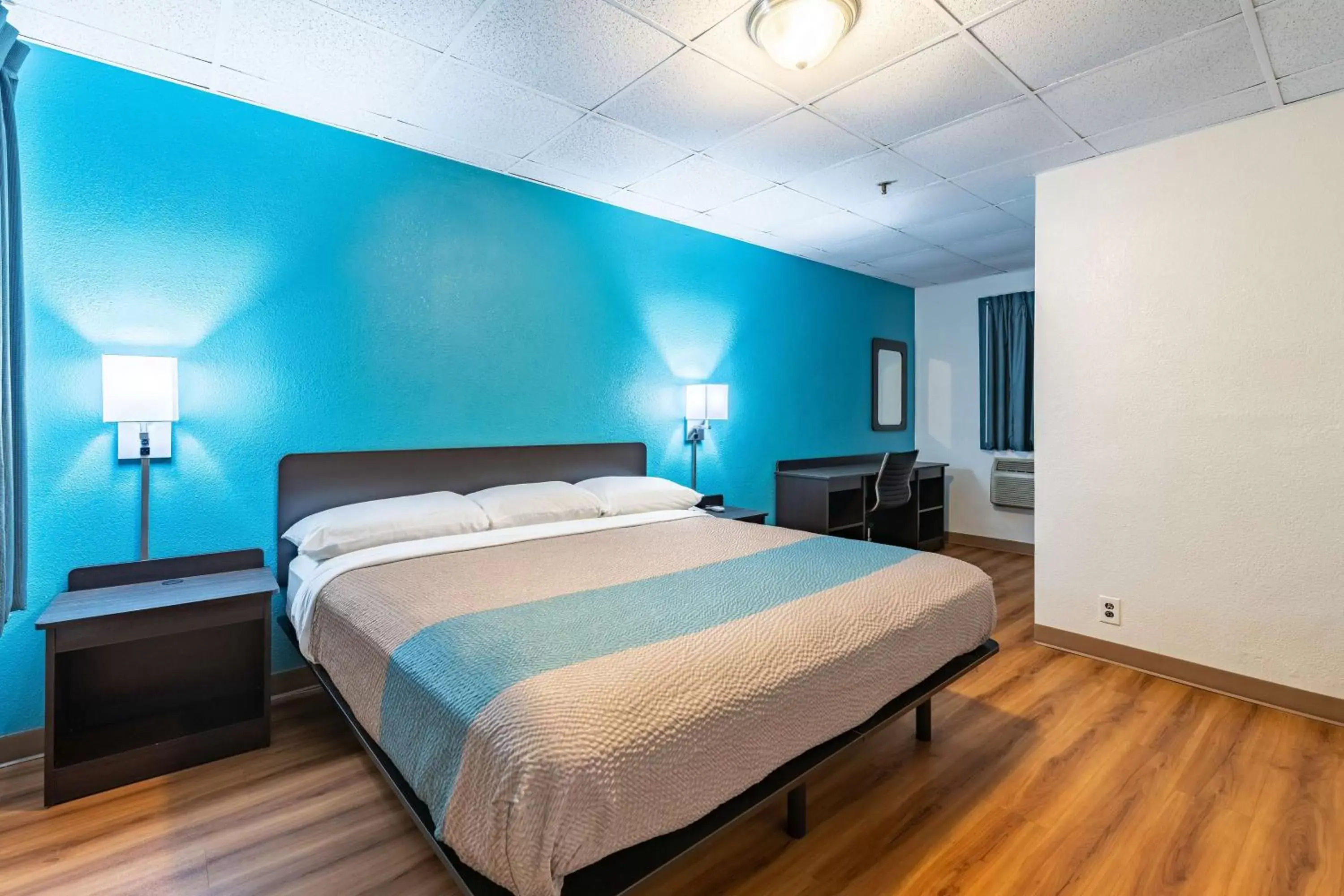 King Room - Non-Smoking in Motel 6-Elmsford, NY - White Plains King Room - Non-Smoking in Motel 6-Elmsford, NY - White Plains