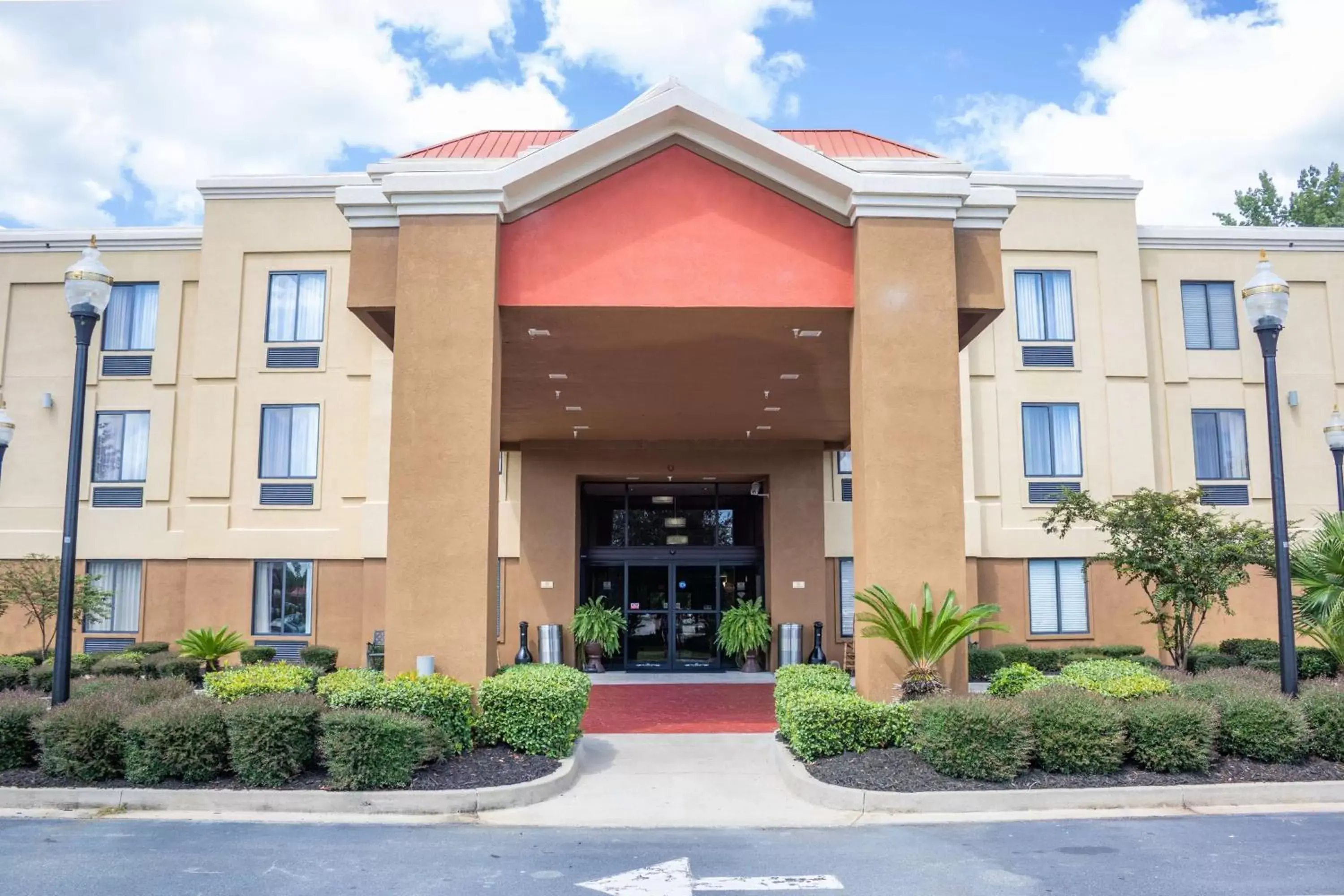 Property building in Best Western Plus Richmond Hill Inn