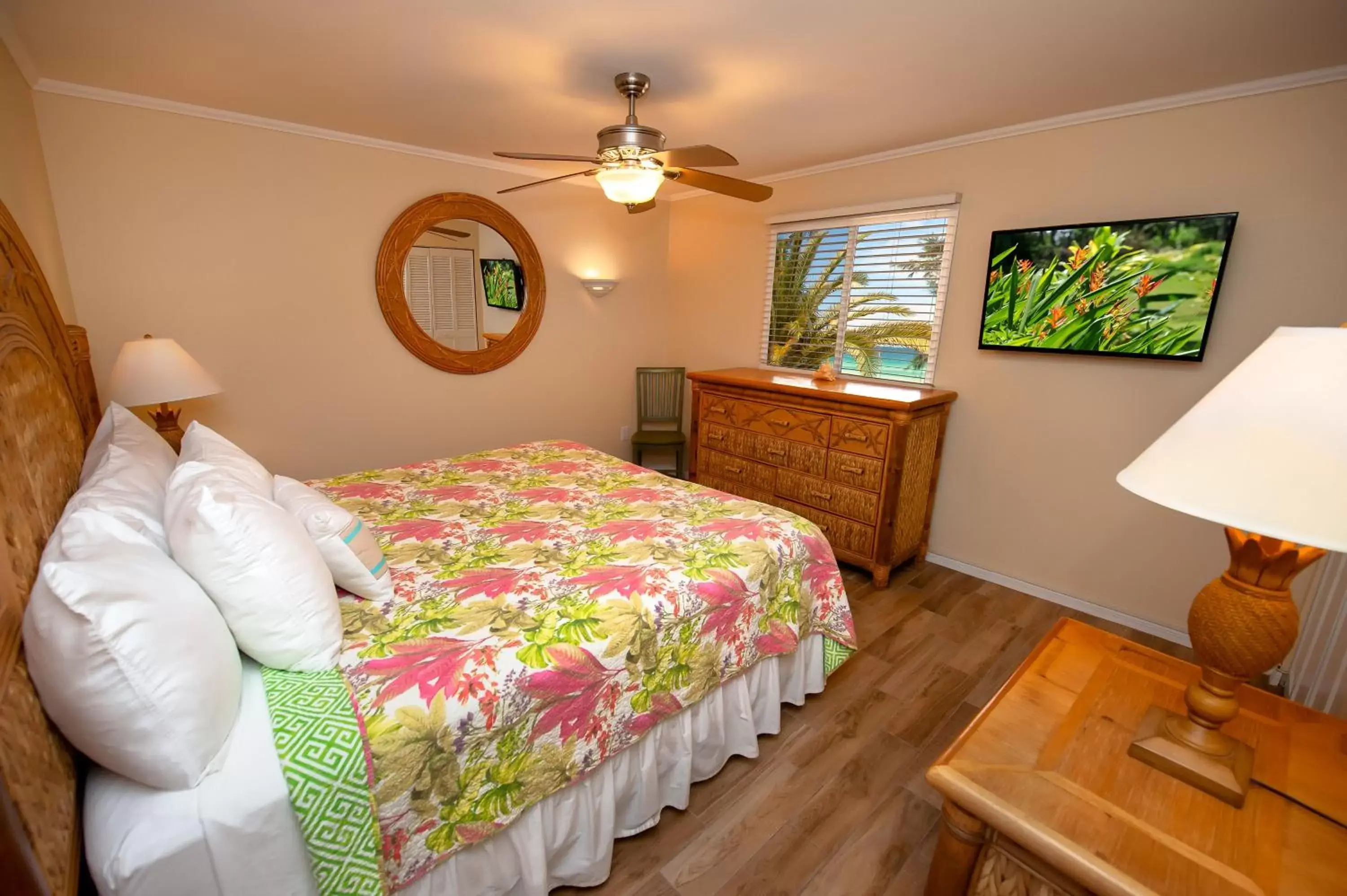 Bed in Cedar Cove Resort & Cottages