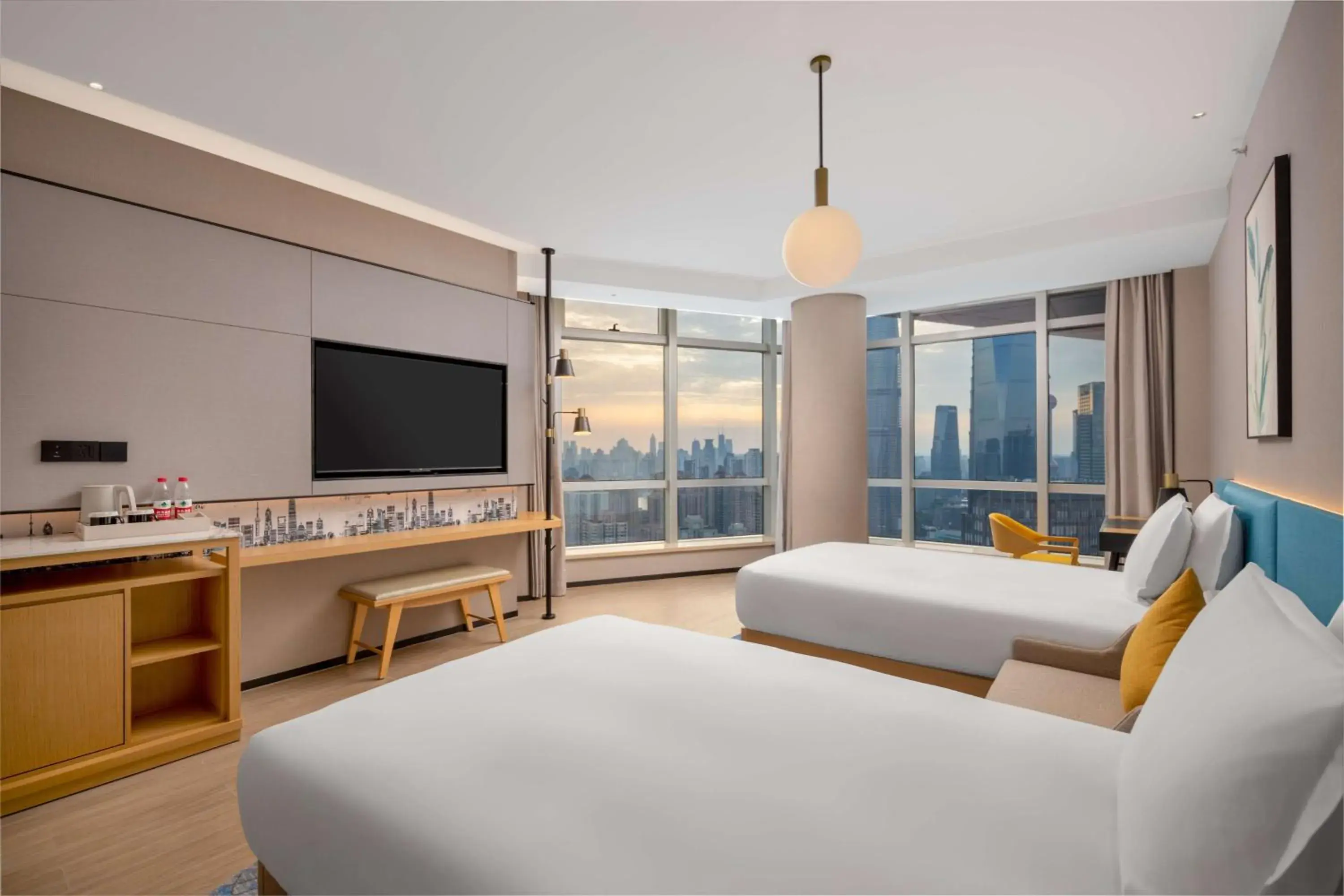 Bed, TV/Entertainment Center in Hilton Garden Inn Shanghai Lujiazui