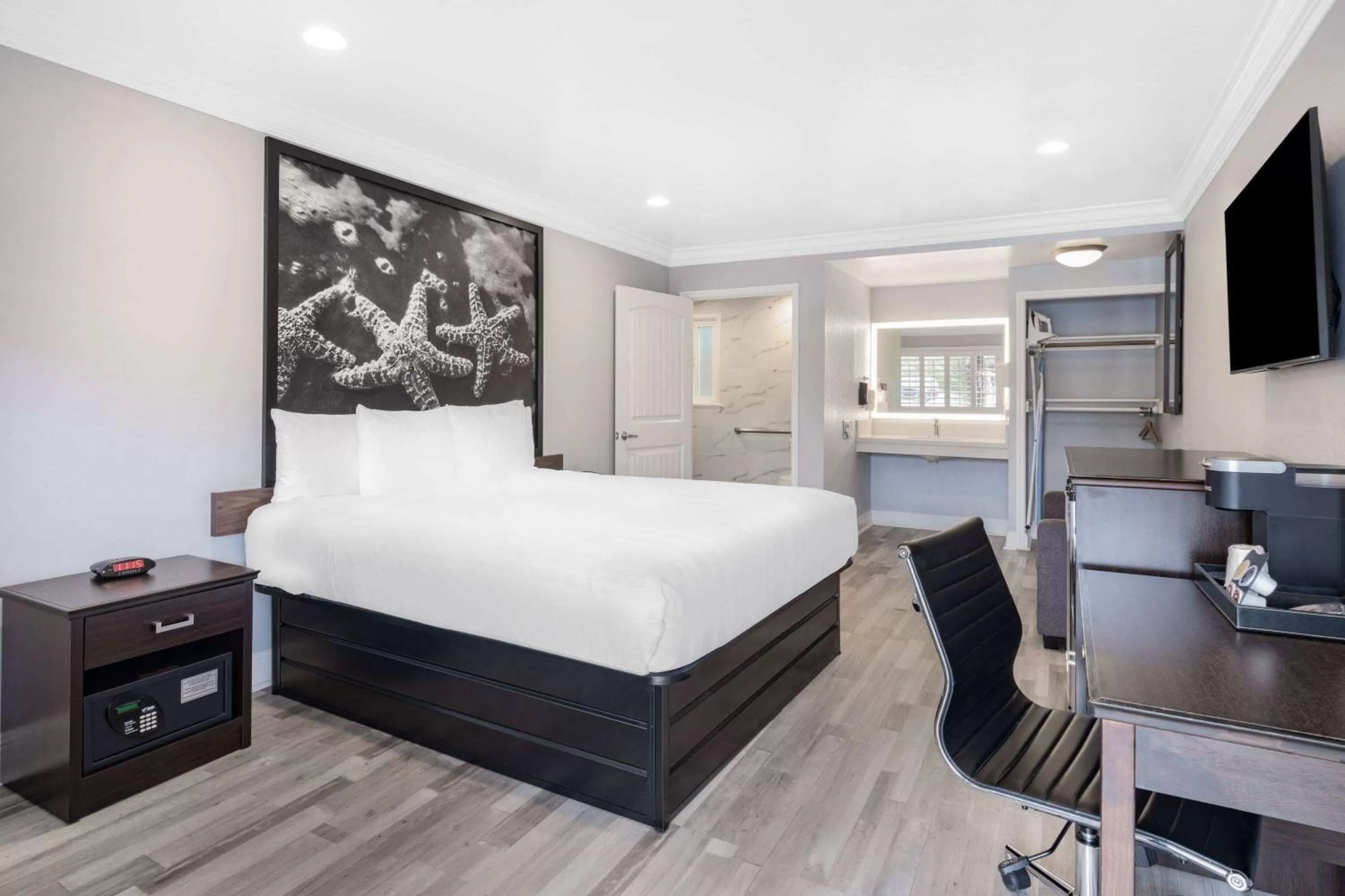 Photo of the whole room, Bed in Aura Inn Monterey