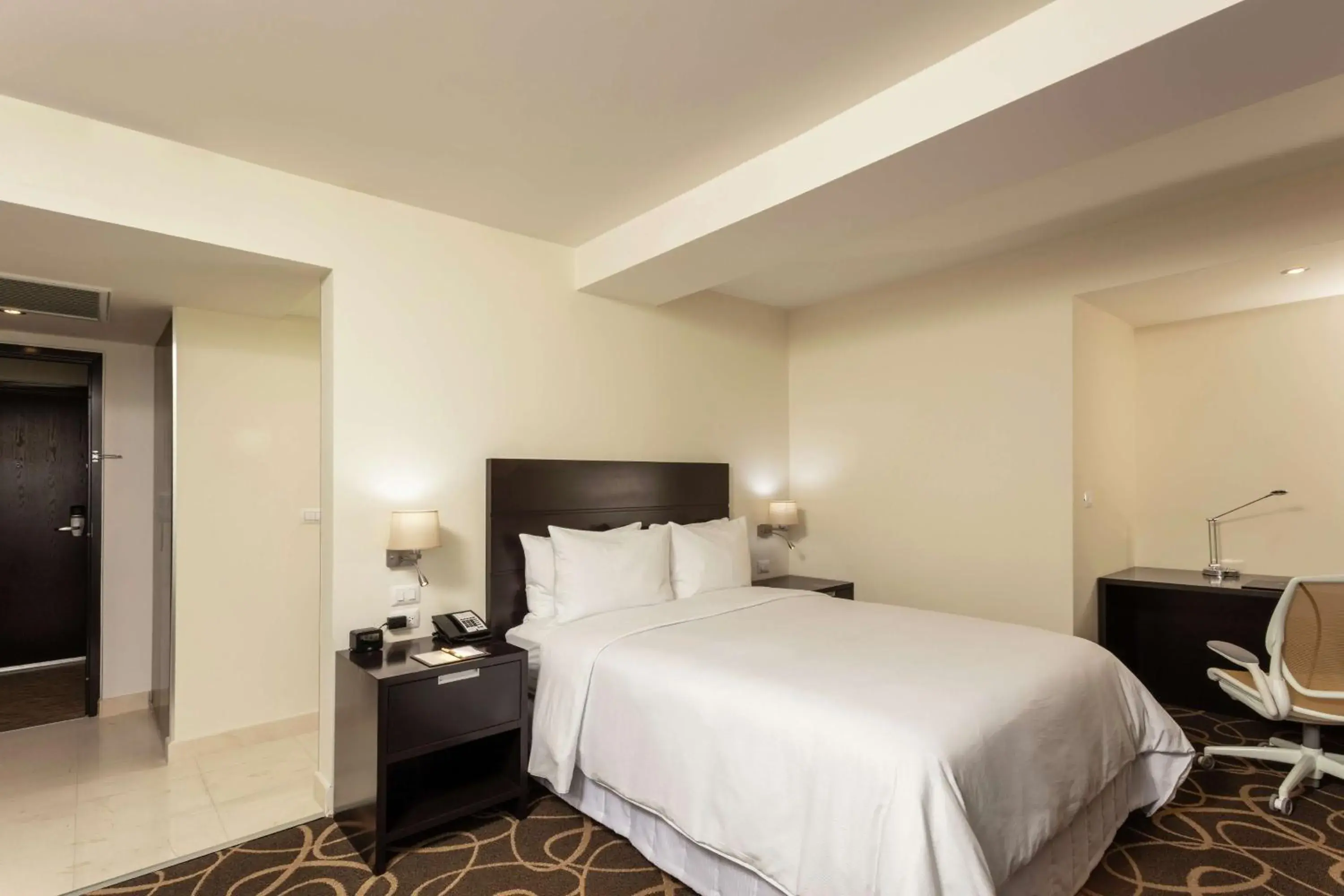 Bedroom, Bed in DoubleTree by Hilton Toluca