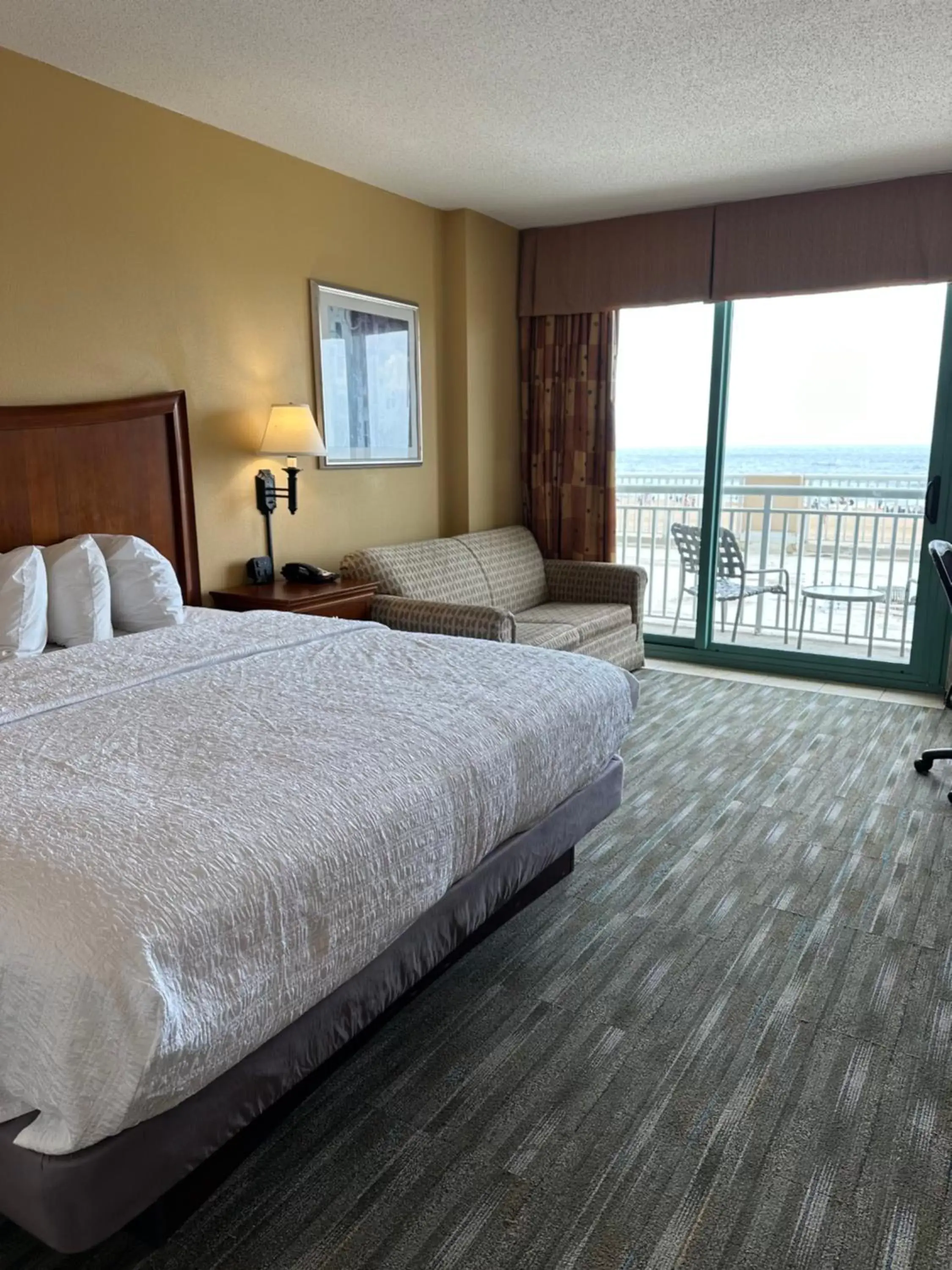 Bed in Hampton Inn Virginia Beach-Oceanfront South