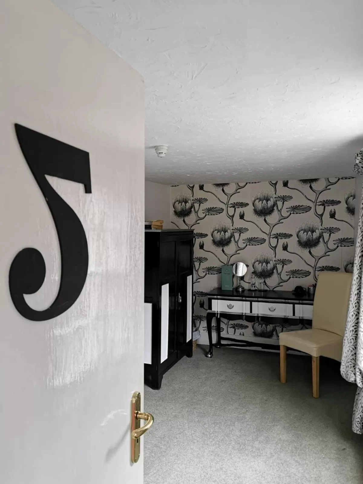 Bedroom in The Compasses Inn