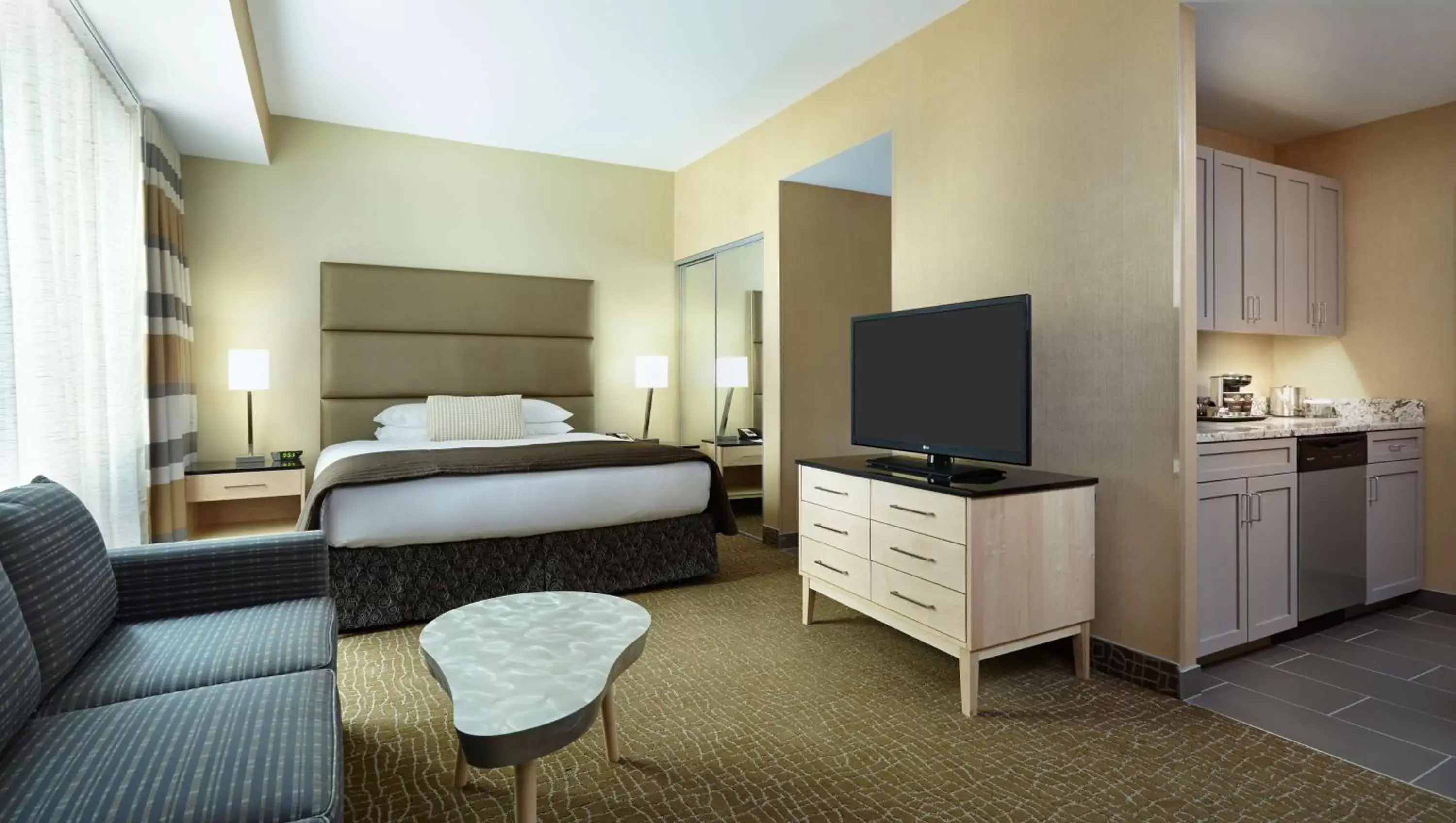 Bedroom, Bed in DoubleTree by Hilton Philadelphia Center City