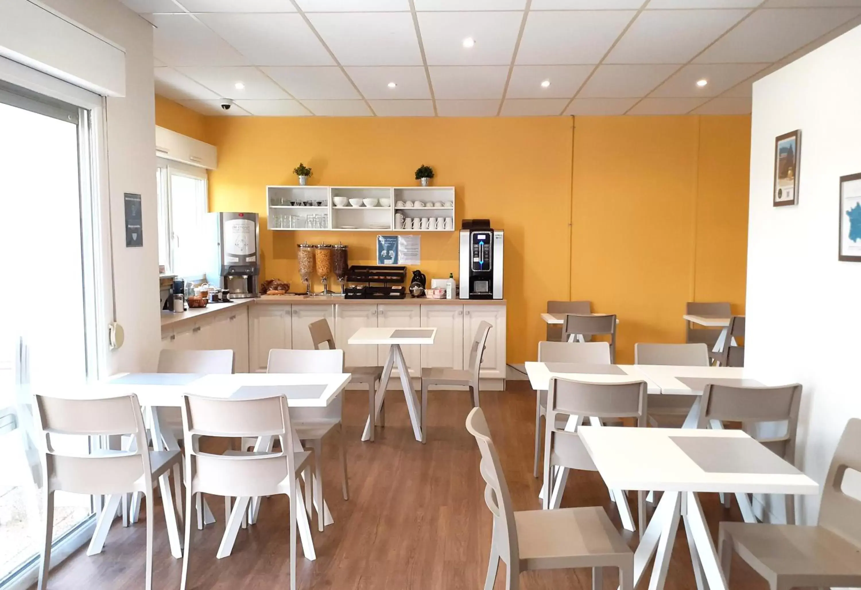 Breakfast, Restaurant/Places to Eat in Zenitude Hôtel-Résidences Le Mans Novaxis