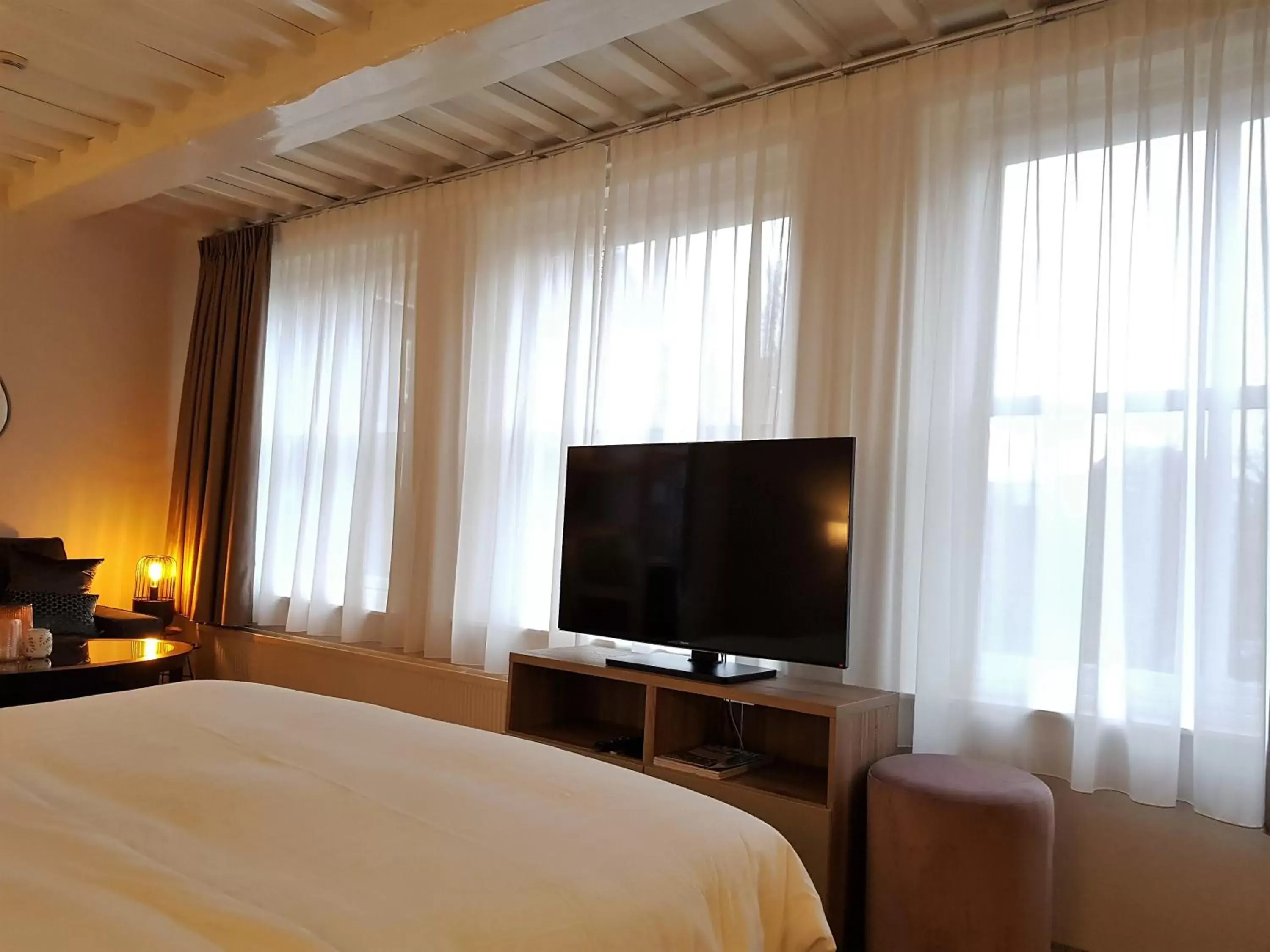 TV and multimedia, TV/Entertainment Center in Hotel Grand Canal