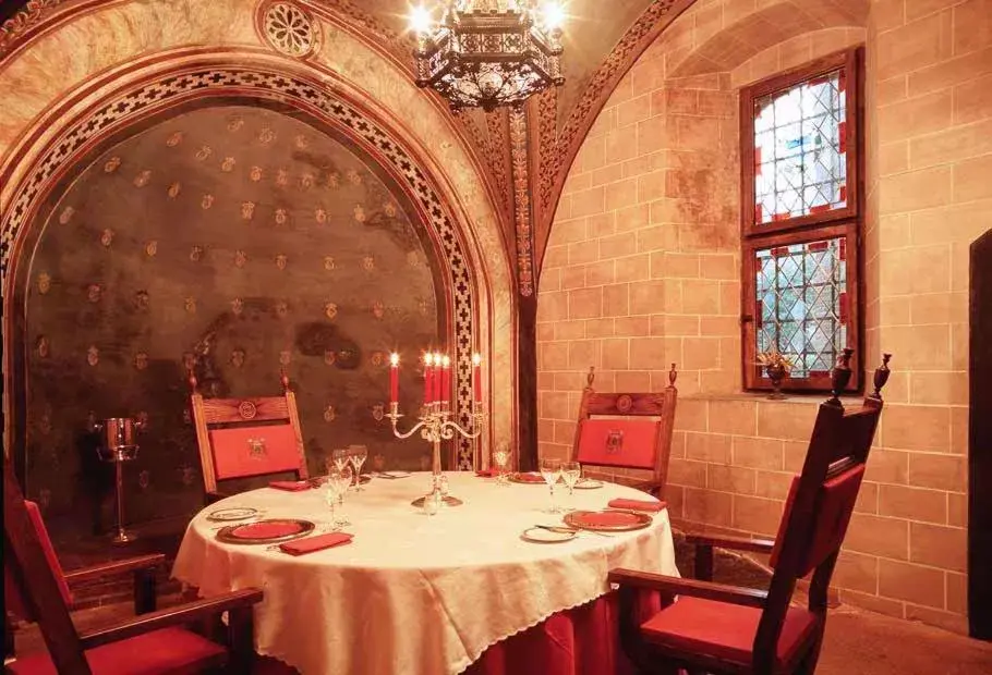 Decorative detail, Restaurant/Places to Eat in Castello Di Pavone