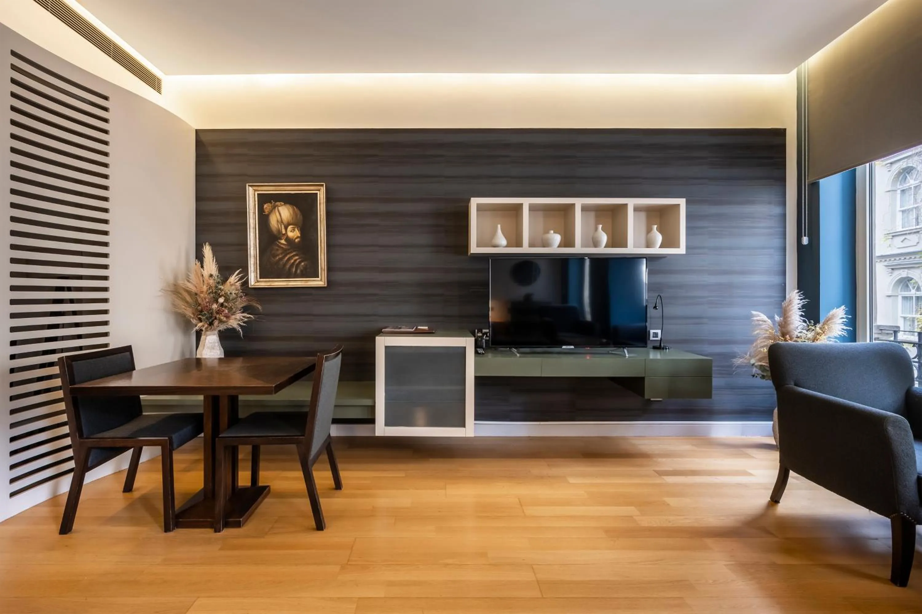 TV and multimedia in Ansen Hotel and Suites