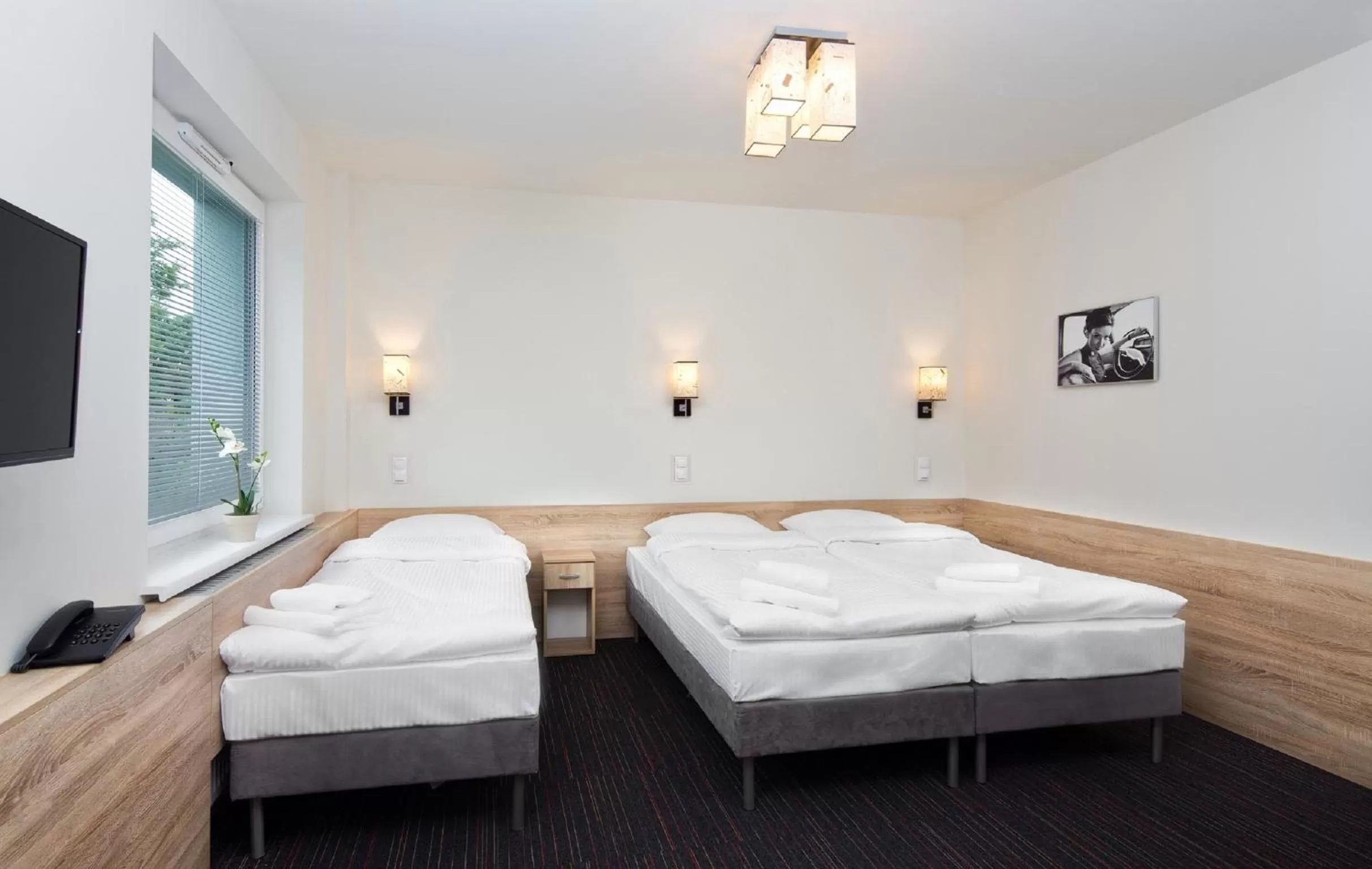 Photo of the whole room, Bed in Automobil Hotel