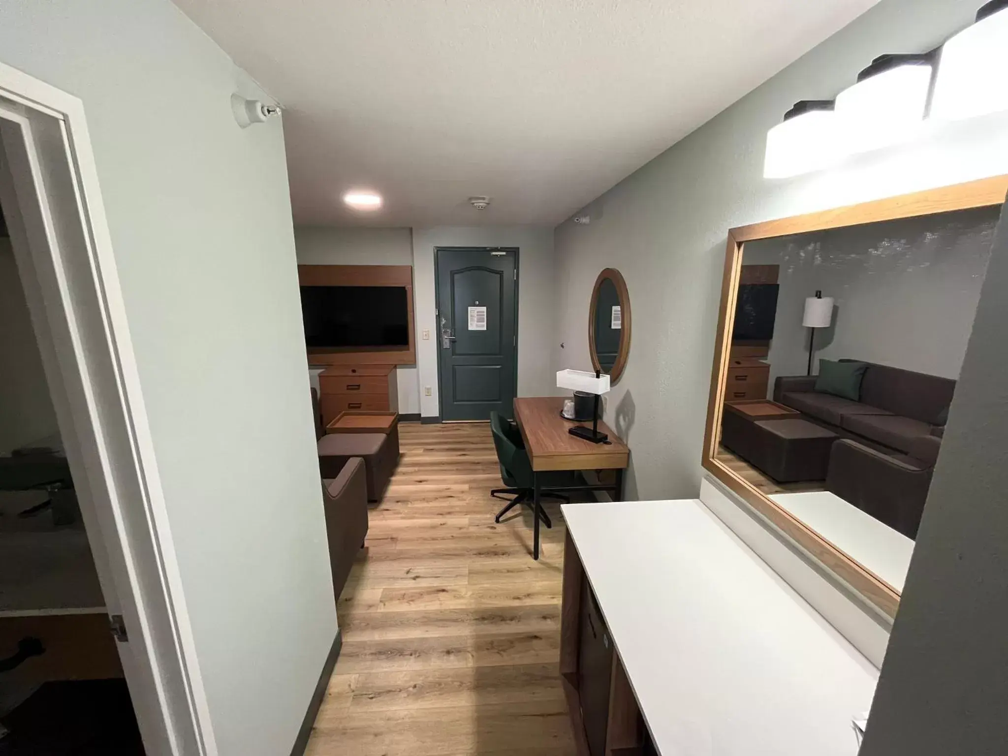 King Suite - Non-Smoking in Wingate By Wyndham Mansfield Ontario King Suite - Non-Smoking in Wingate By Wyndham Mansfield Ontario