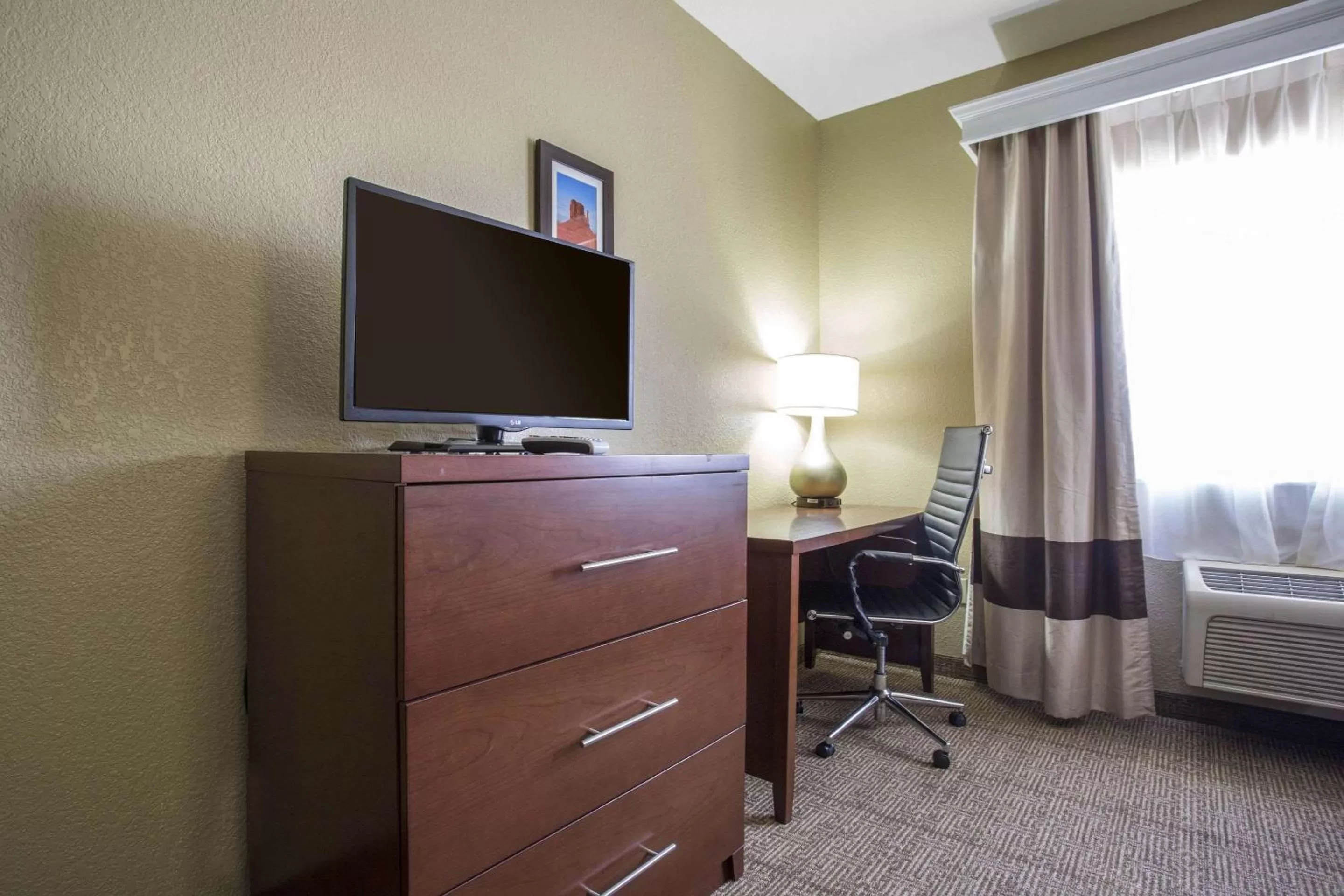 Photo of the whole room, Bed in Comfort Inn & Suites